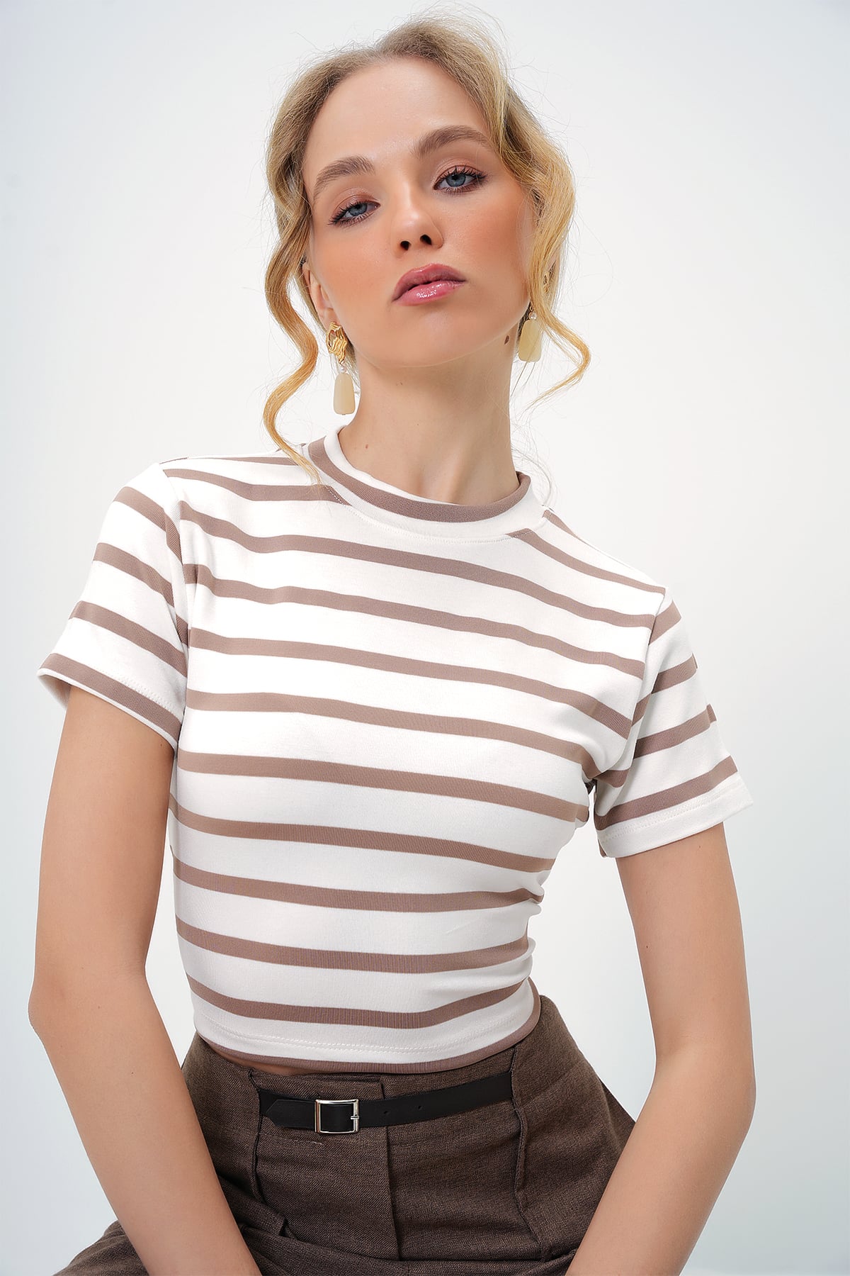 BİSİKLET YAKA YARIM KOL ÇİZGİLİ CROP BLUZ - KOYU BEJ
