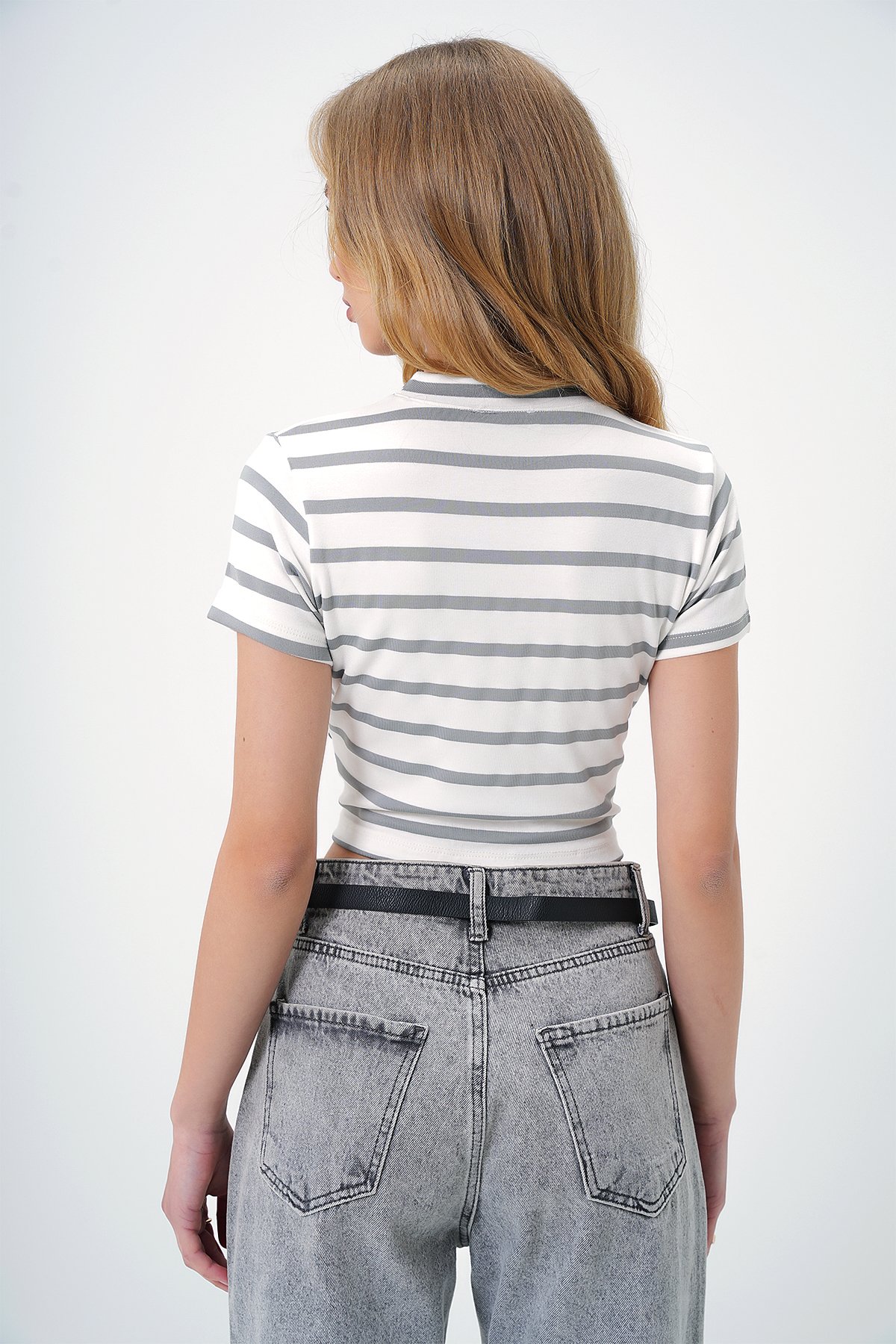 BİSİKLET YAKA YARIM KOL ÇİZGİLİ CROP BLUZ - GRİ