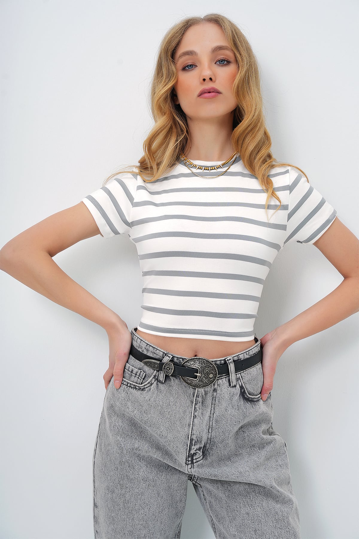 BİSİKLET YAKA YARIM KOL ÇİZGİLİ CROP BLUZ - GRİ