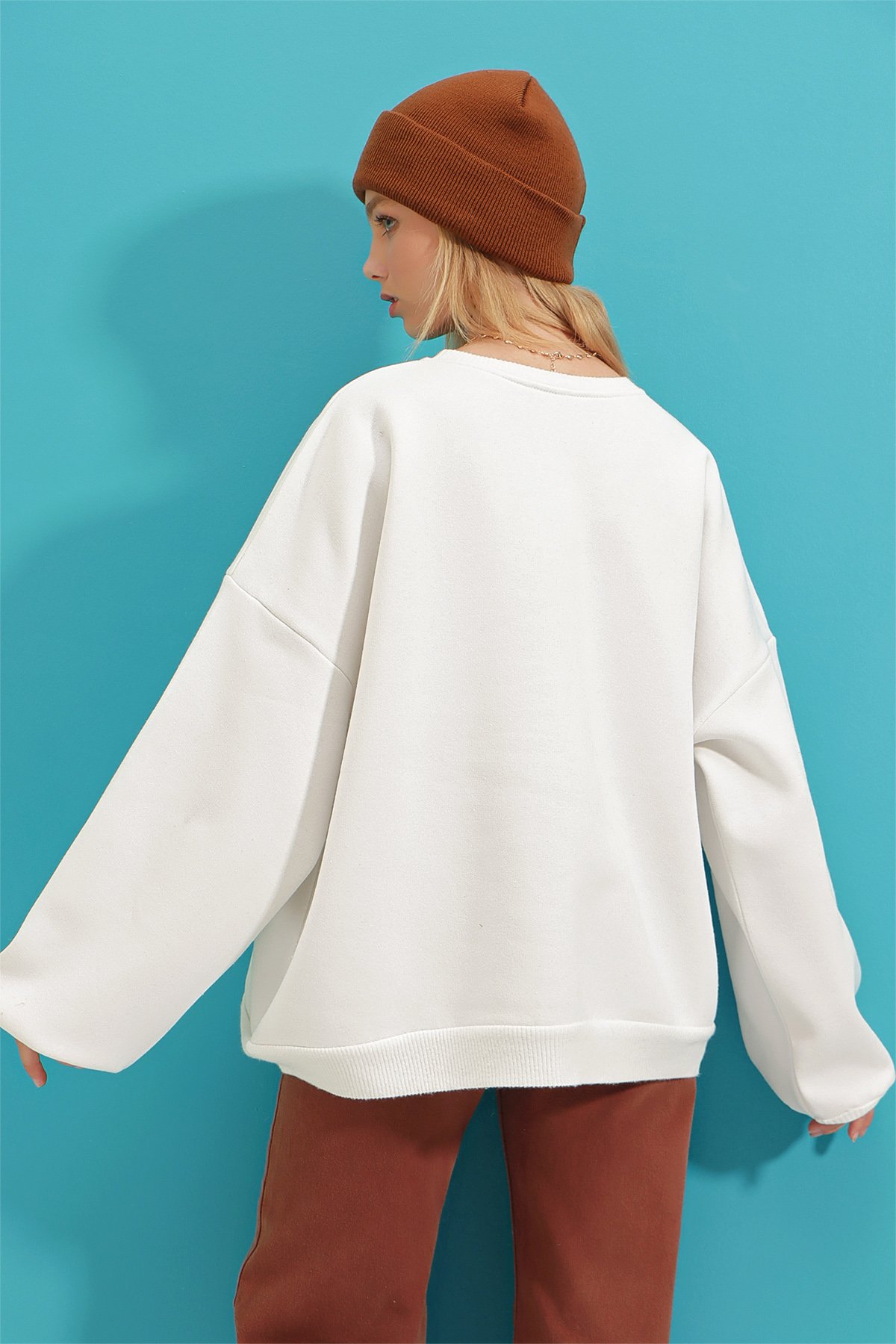 Bisiklet Yaka Yazı Baskılı Üç İplik İçi Polarlı Kolej Sweatshirt - Beyaz