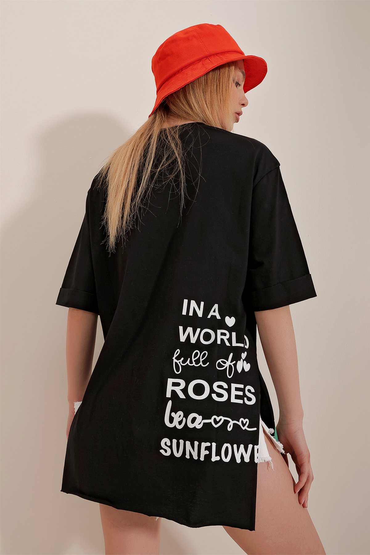 Bisiklet Yaka Yırtmaçlı Baskılı Oversize T-Shirt - Siyah