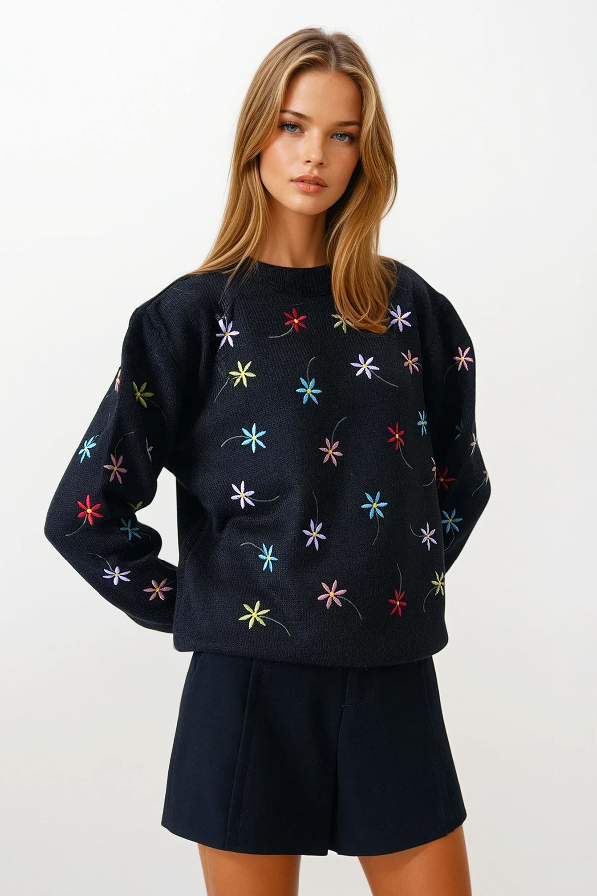 Çiçek İşlemeli Dik Yaka Triko Kazak - SİYAH