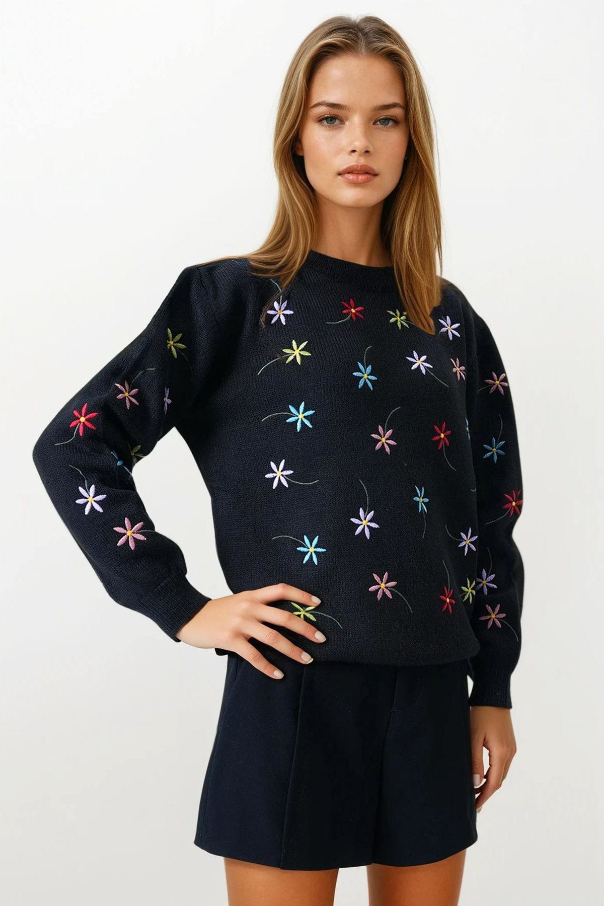 Çiçek İşlemeli Dik Yaka Triko Kazak - SİYAH
