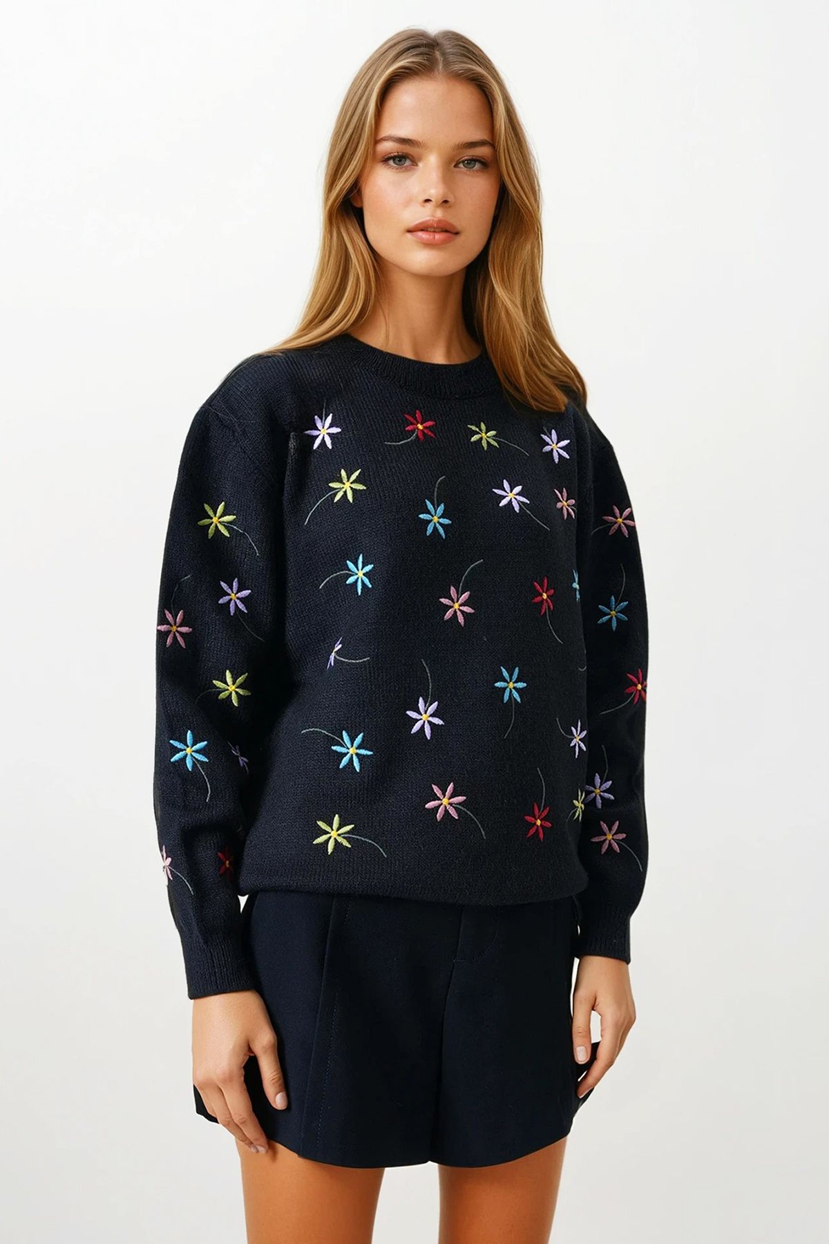 Çiçek İşlemeli Dik Yaka Triko Kazak - SİYAH