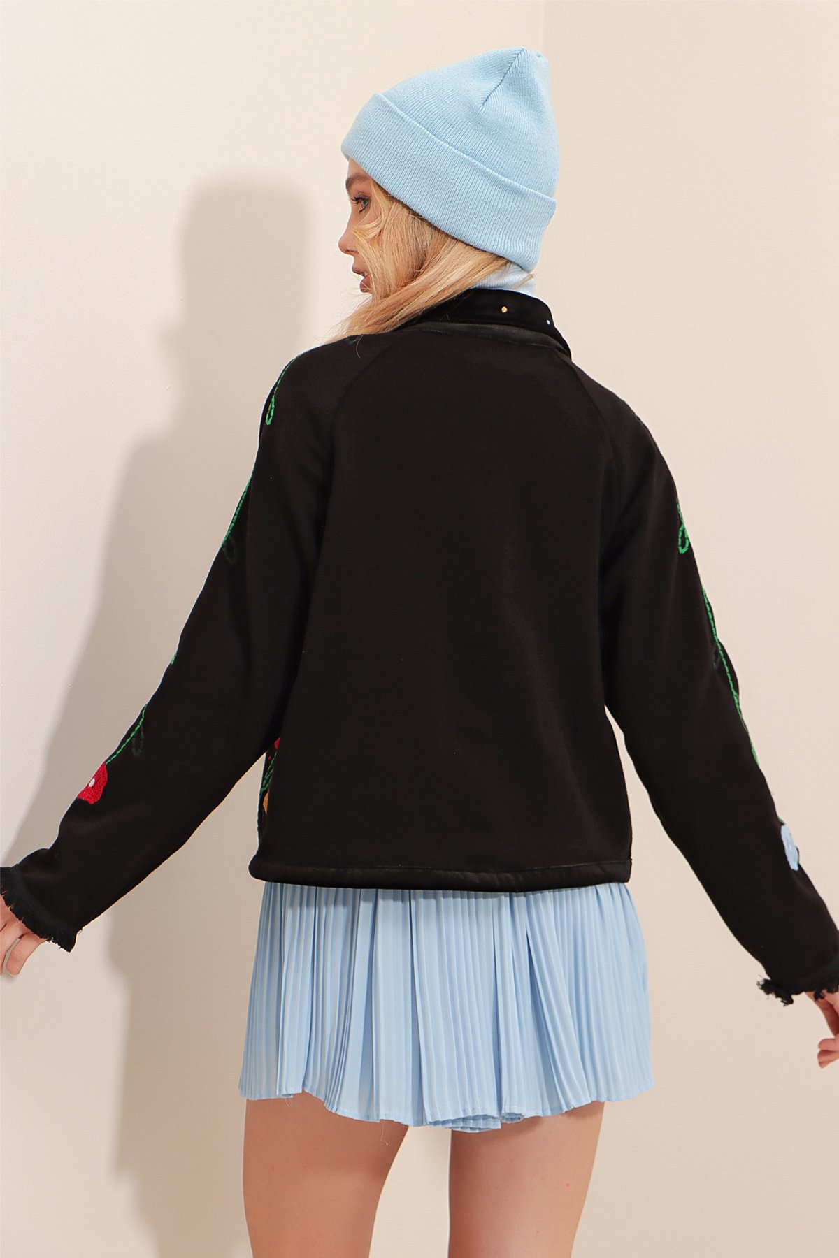 Çiçek Nakışlı Düğmeli Reglan Kol Gömlek - SİYAH