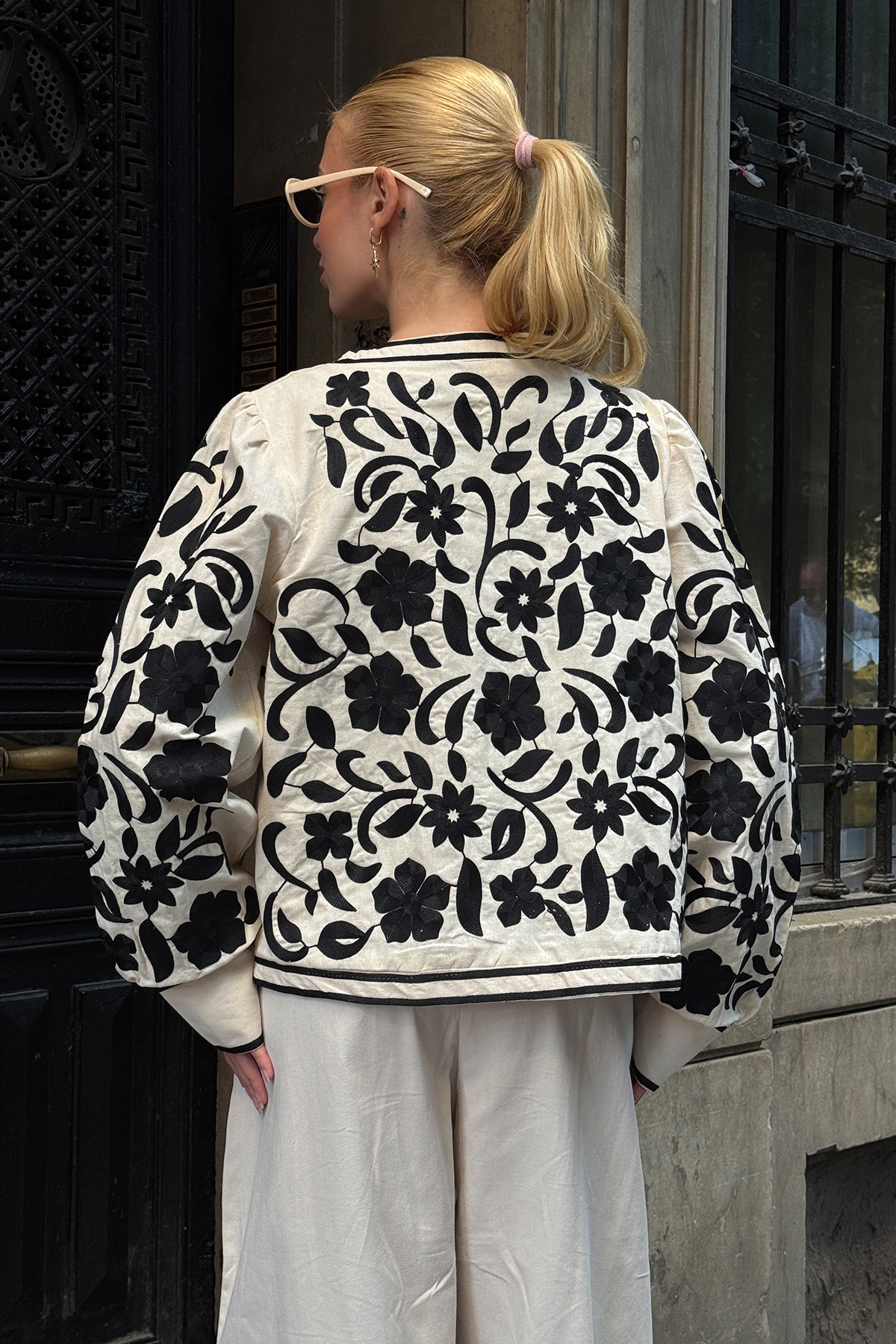 Çiçek Nakışlı İçi Astarlı Ceket - EKRU