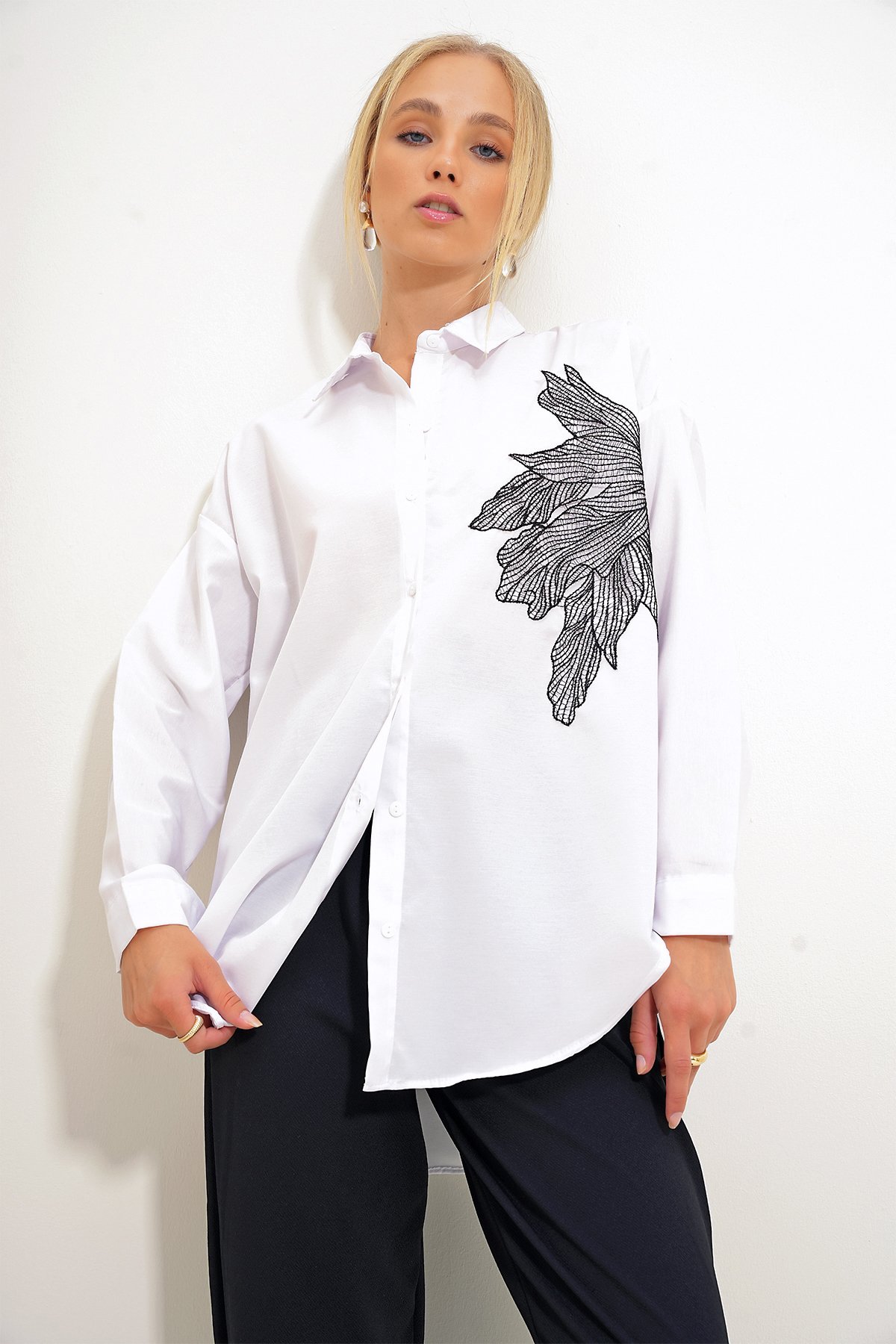Çiçek Nakışlı Oversize Dokuma Gömlek - Beyaz