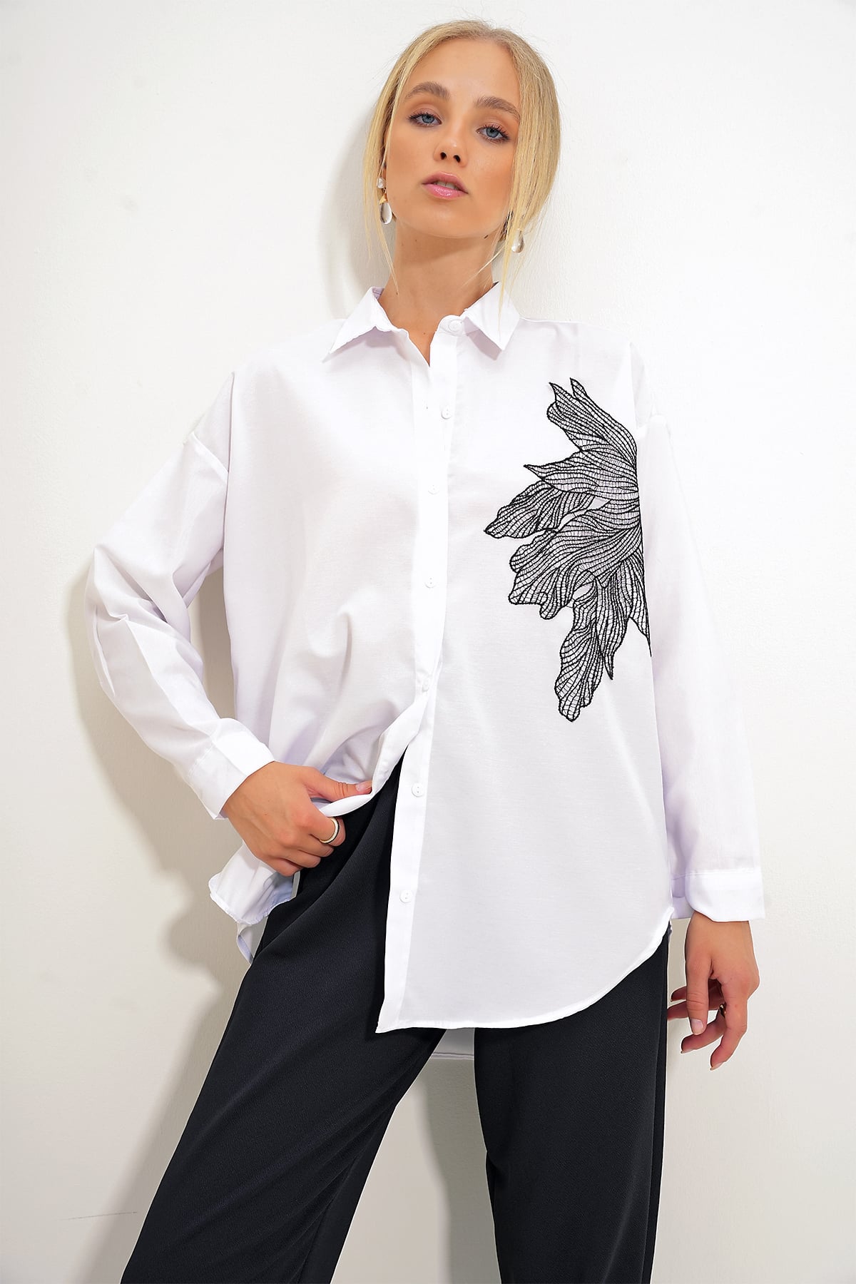 Çiçek Nakışlı Oversize Dokuma Gömlek - Beyaz