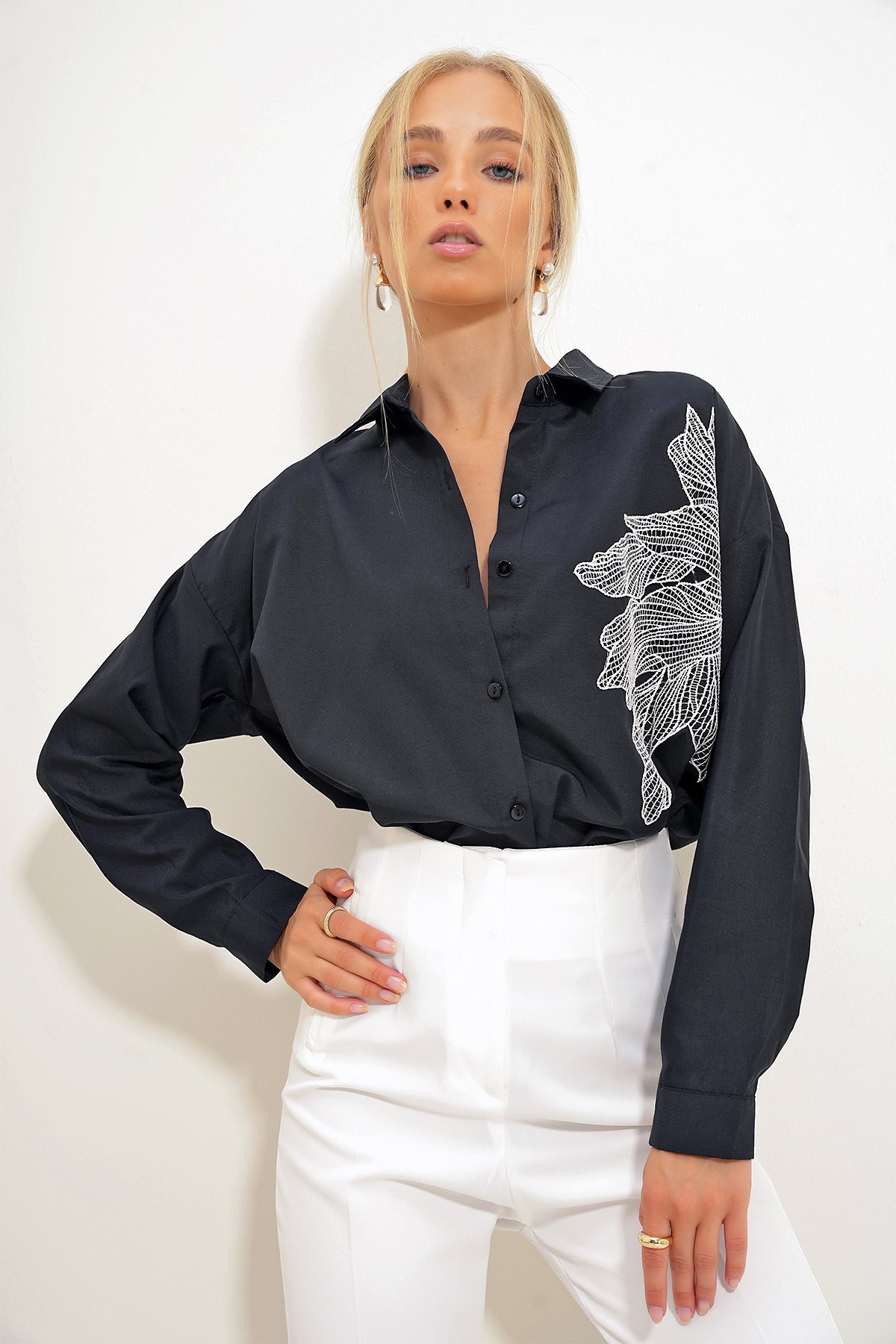 Çiçek Nakışlı Oversize Dokuma Gömlek - Siyah