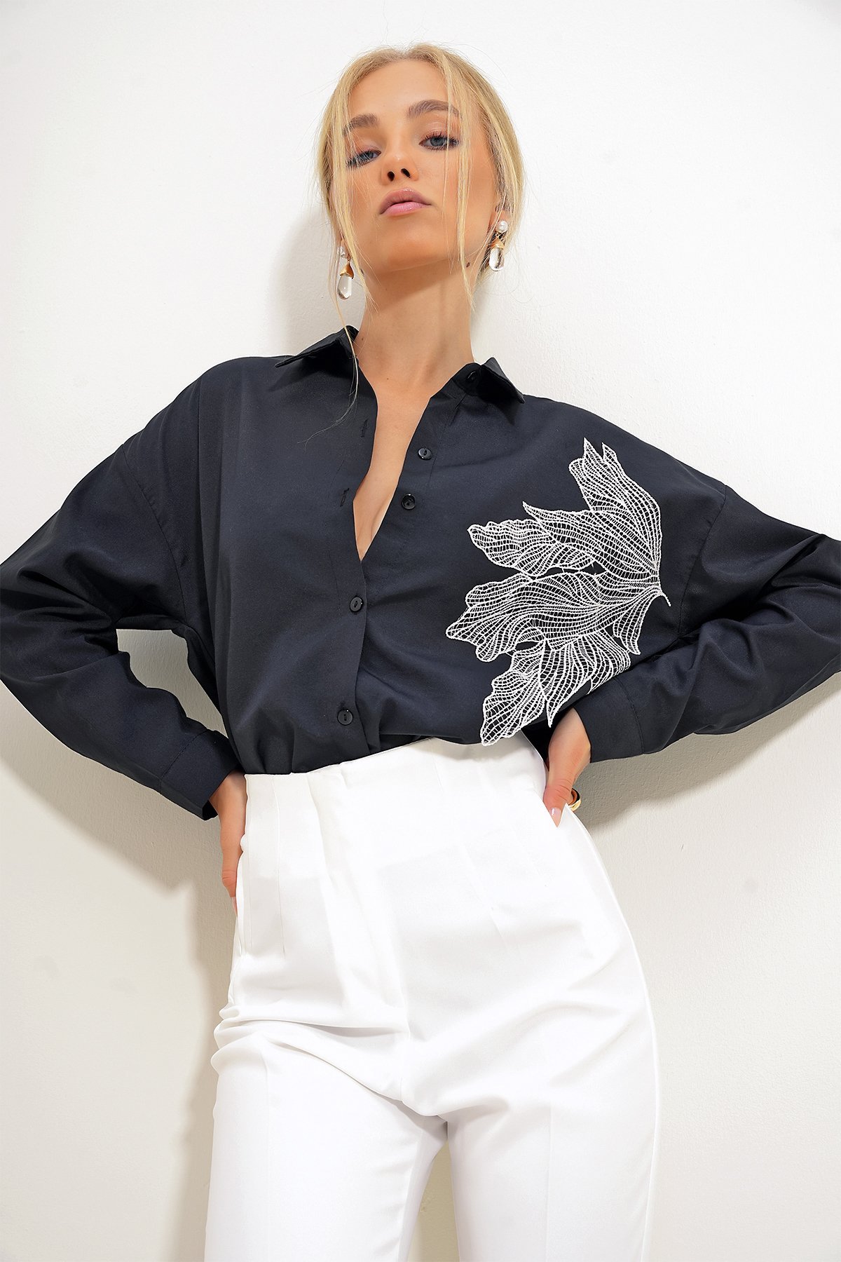 Çiçek Nakışlı Oversize Dokuma Gömlek - Siyah