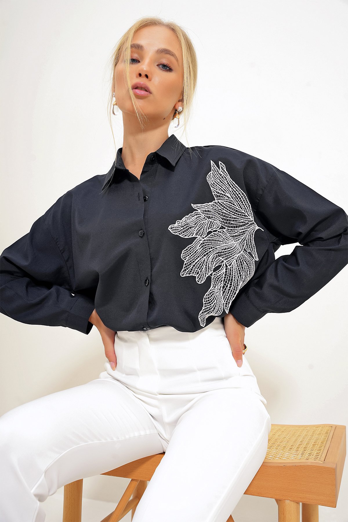 Çiçek Nakışlı Oversize Dokuma Gömlek - Siyah
