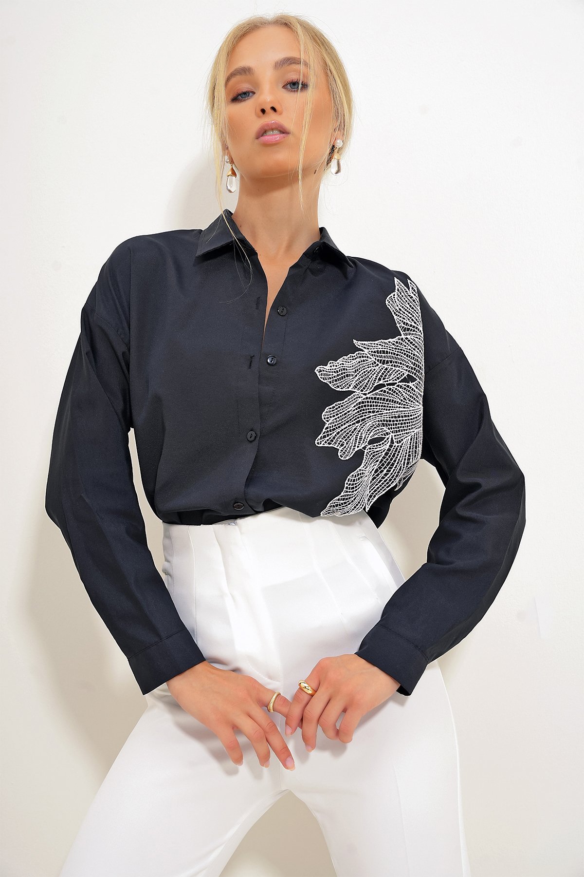 Çiçek Nakışlı Oversize Dokuma Gömlek - Siyah