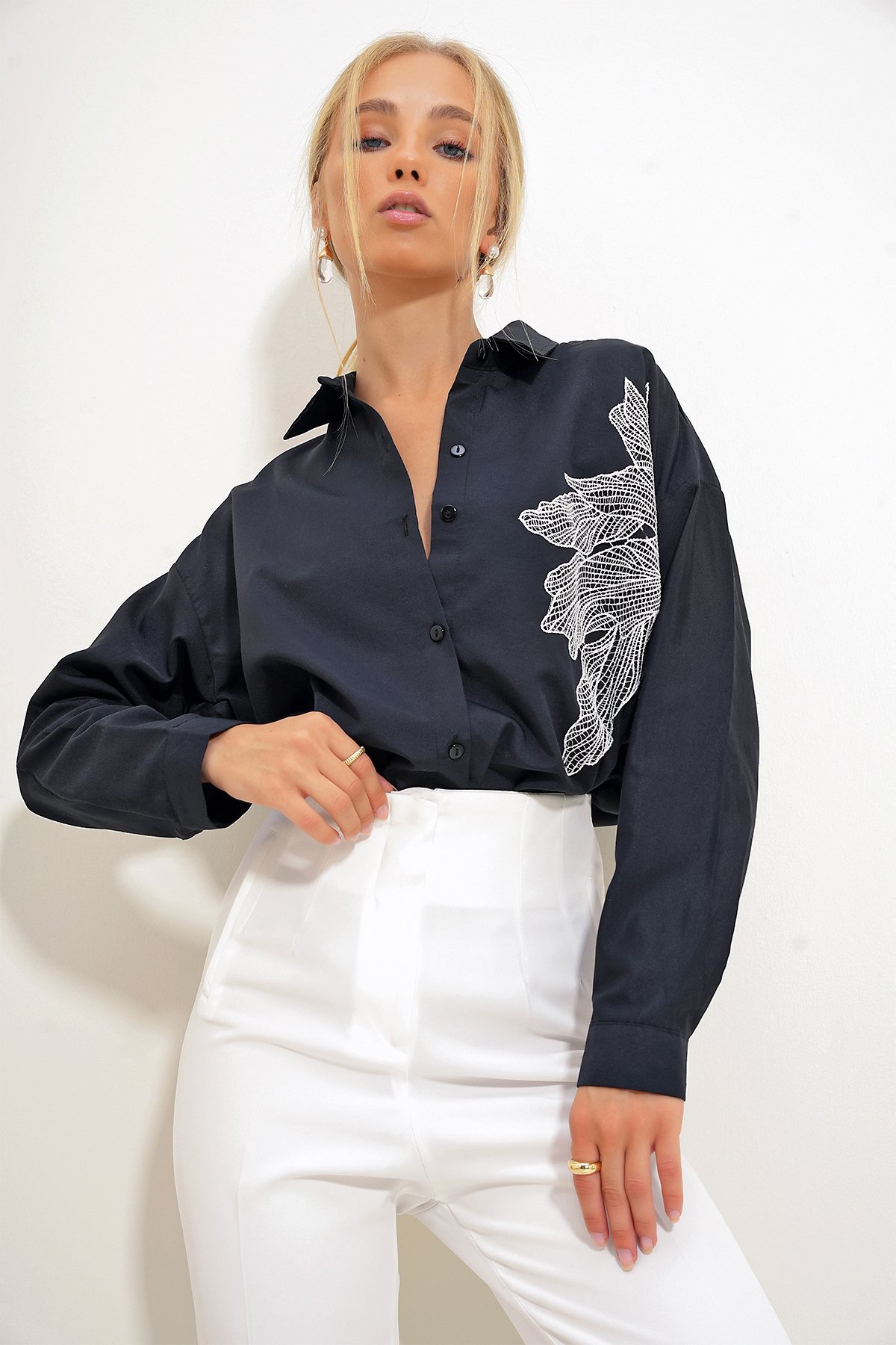 Çiçek Nakışlı Oversize Dokuma Gömlek - Siyah