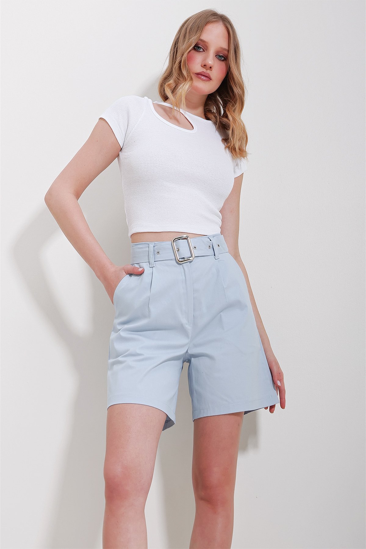Çift Cepli Beli Kemerli Gabardin Şort - Mavi