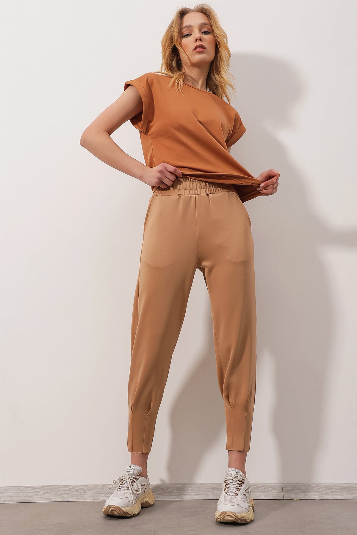 Çift Cepli Beli Lastikli Paçası Pensli Havuç Pantolon - Camel