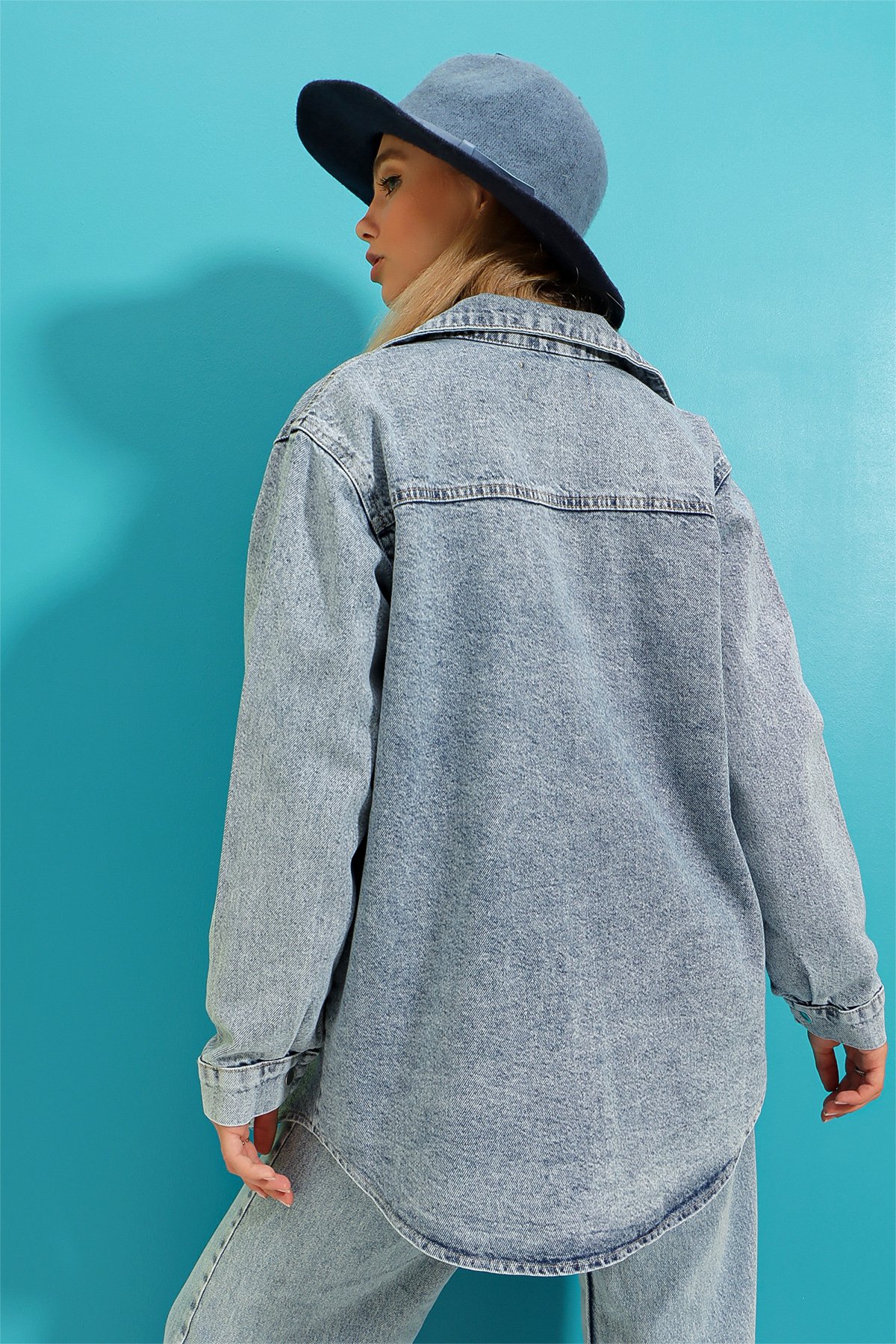 Çift Cepli Çıtçıt Kapamalı Kar Yıkama Oversize Denim Ceket - Mavi