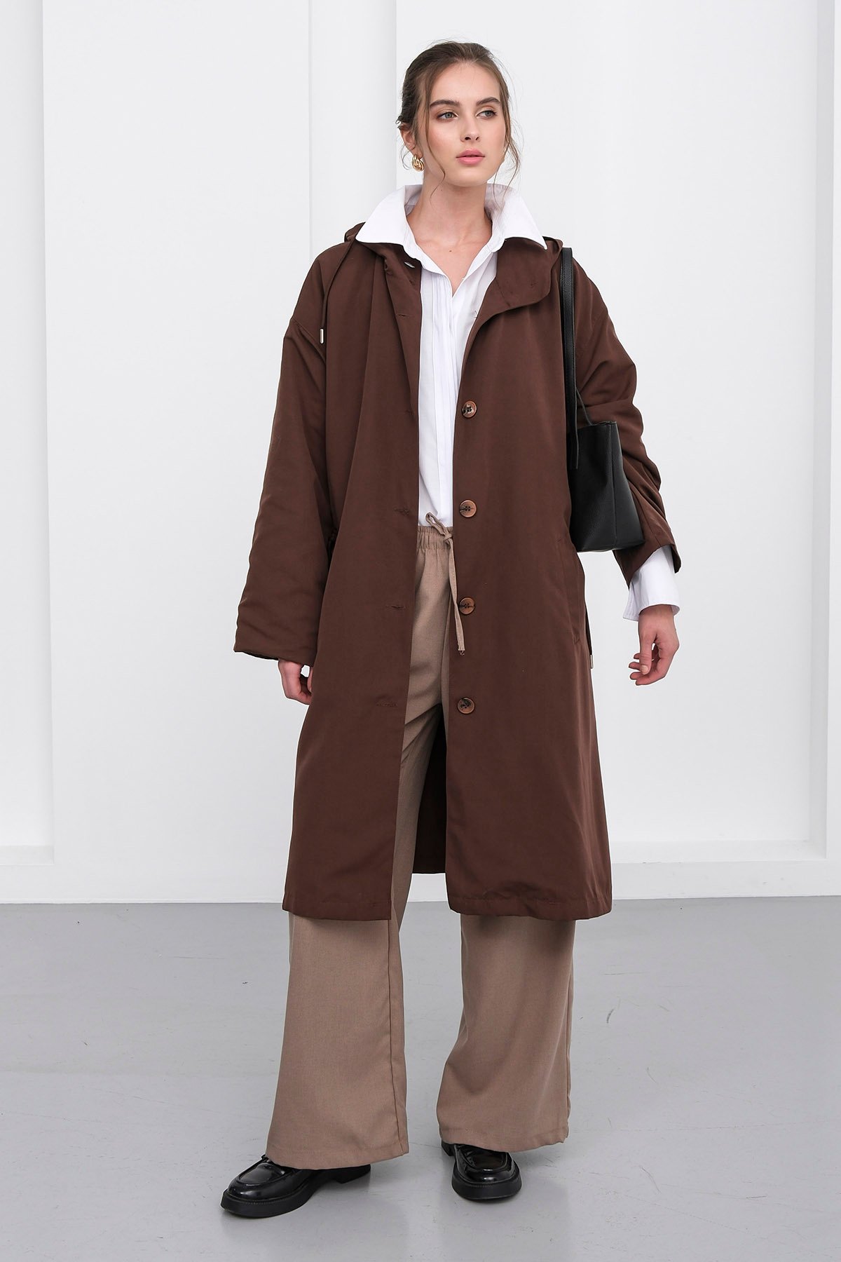 Çift Cepli Kapüşonlu Düğme Kapamalı Trençkot - KAHVERENGİ