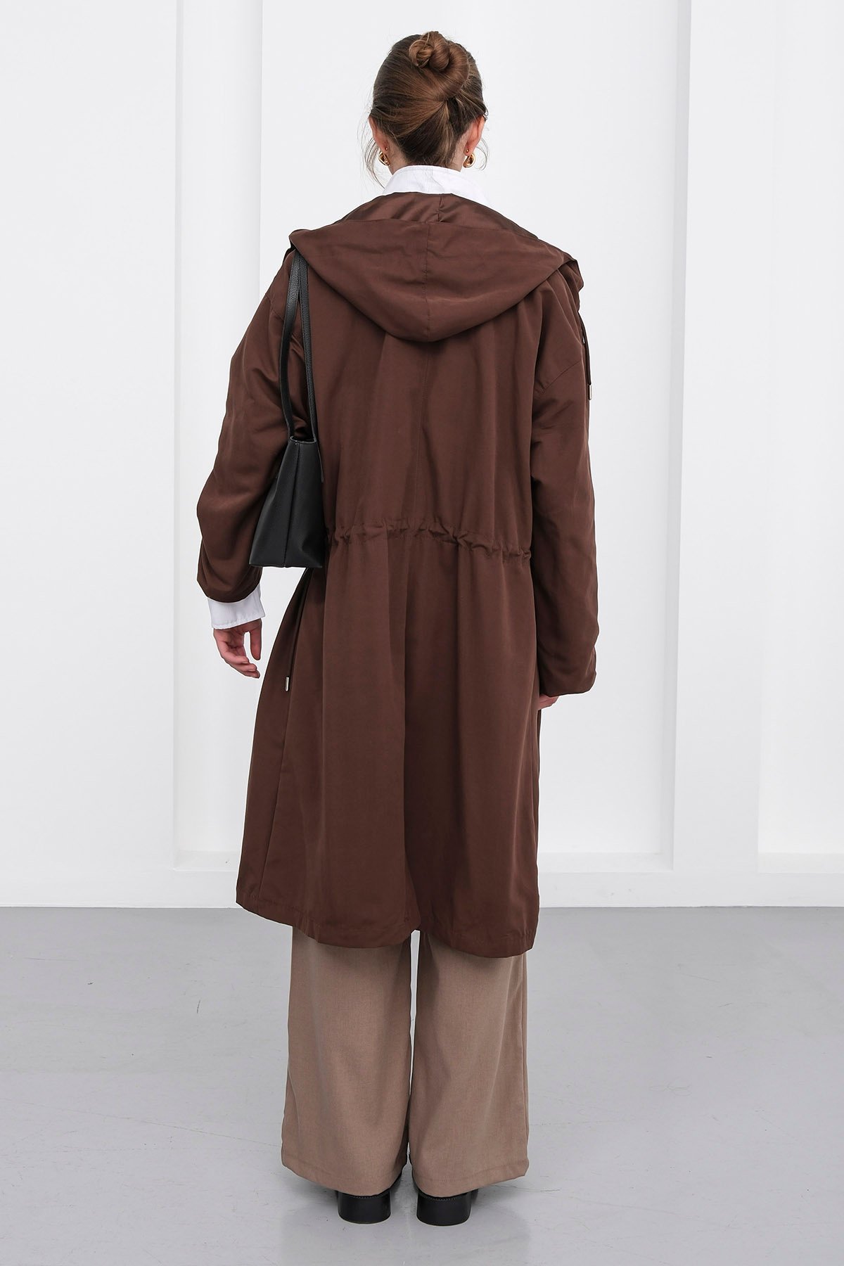 Çift Cepli Kapüşonlu Düğme Kapamalı Trençkot - KAHVERENGİ