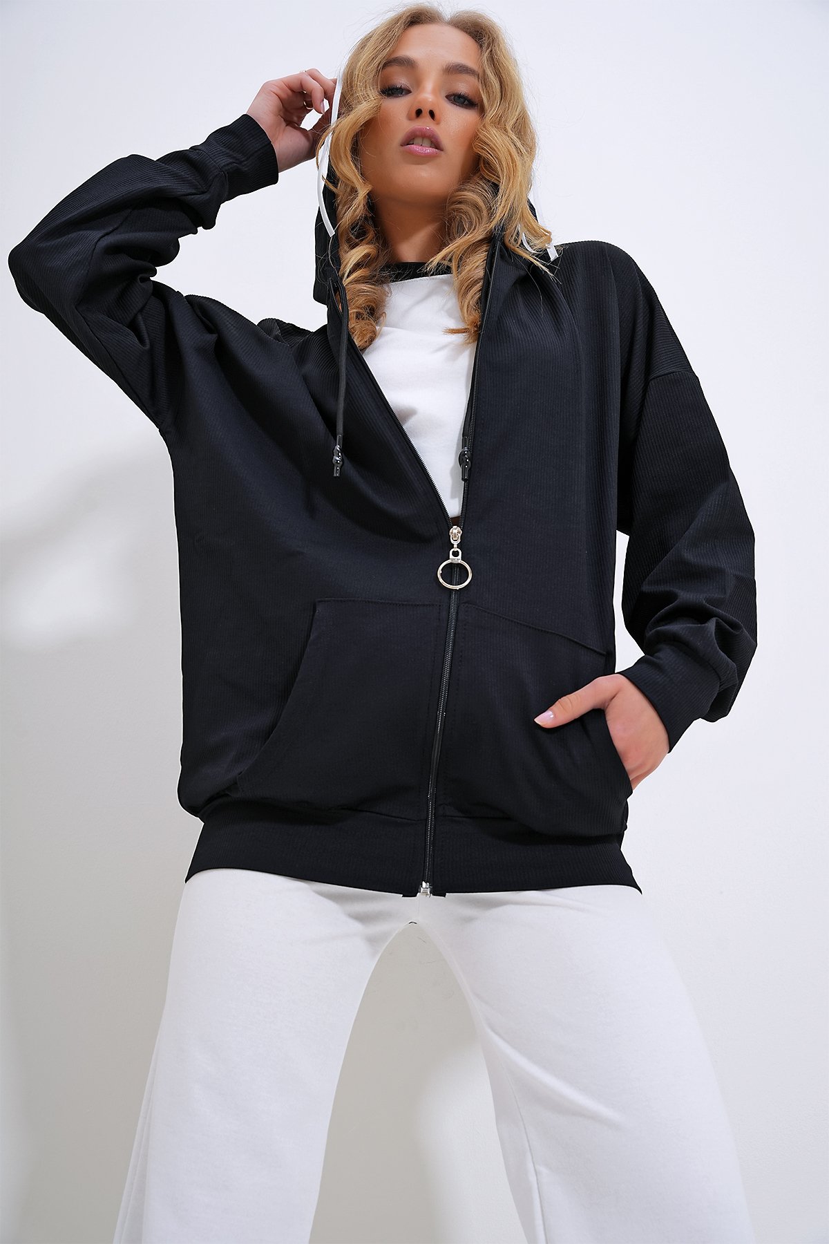 Çift Cepli Kapüşonlu Fermuarlı Sweatshirt - Siyah