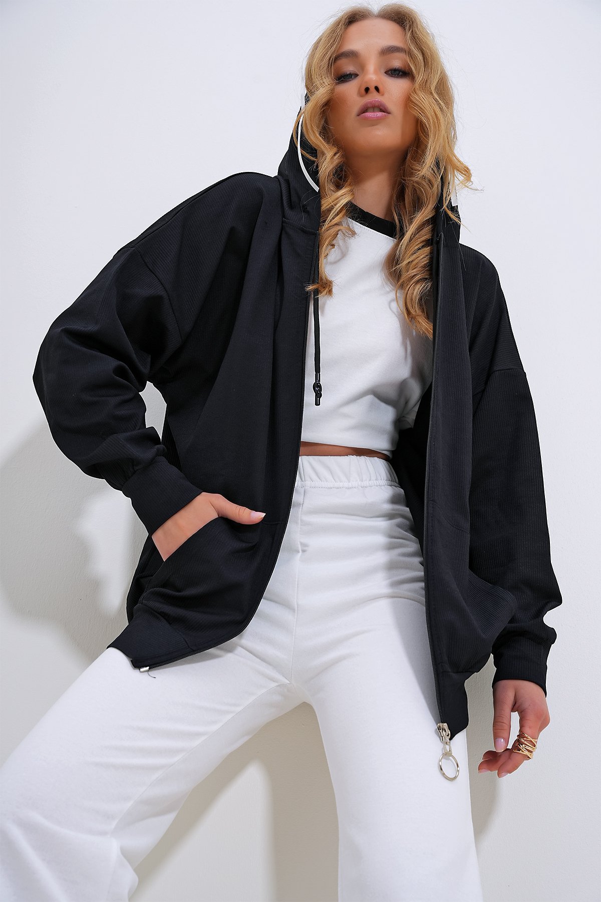 Çift Cepli Kapüşonlu Fermuarlı Sweatshirt - Siyah