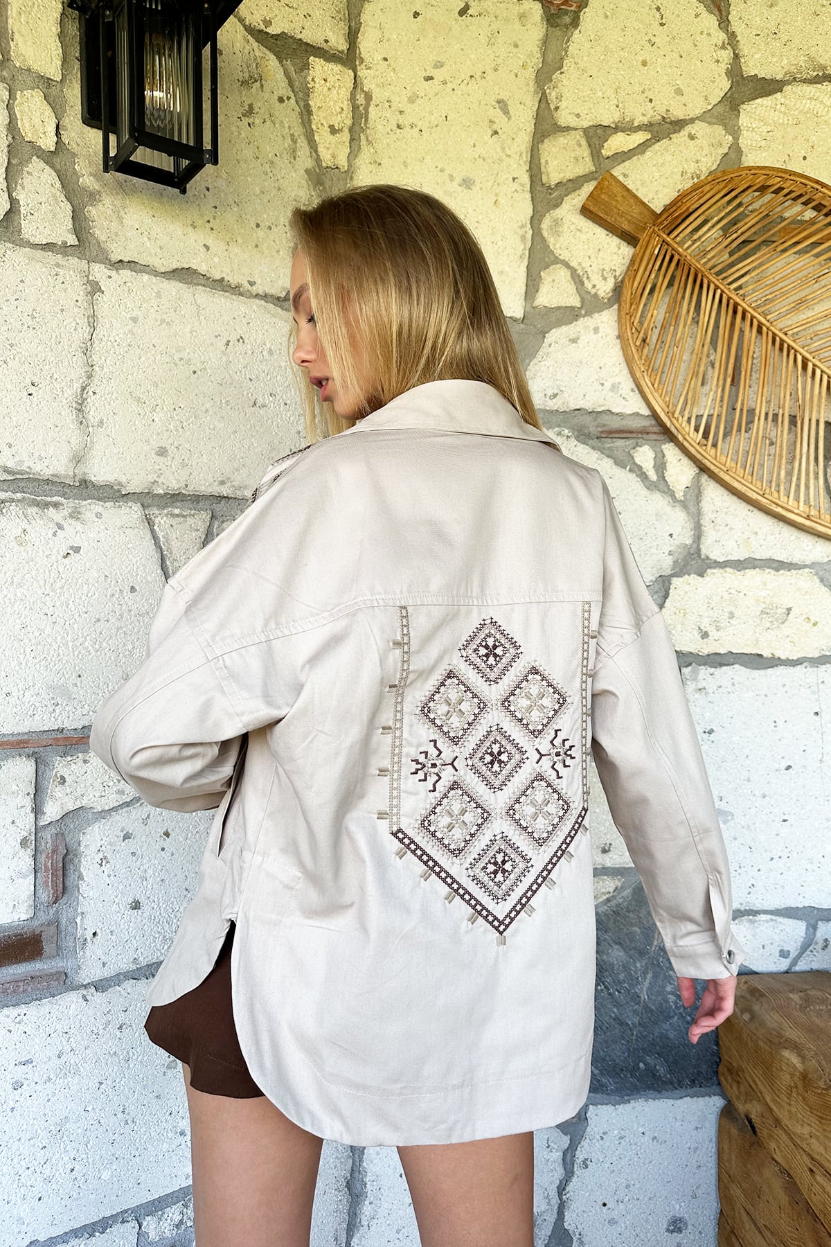 Çift Cepli Omuzları Ve Sırtı Nakışlı Çıtçıt Kapamalı Oversize Gabardin Ceket - Bej