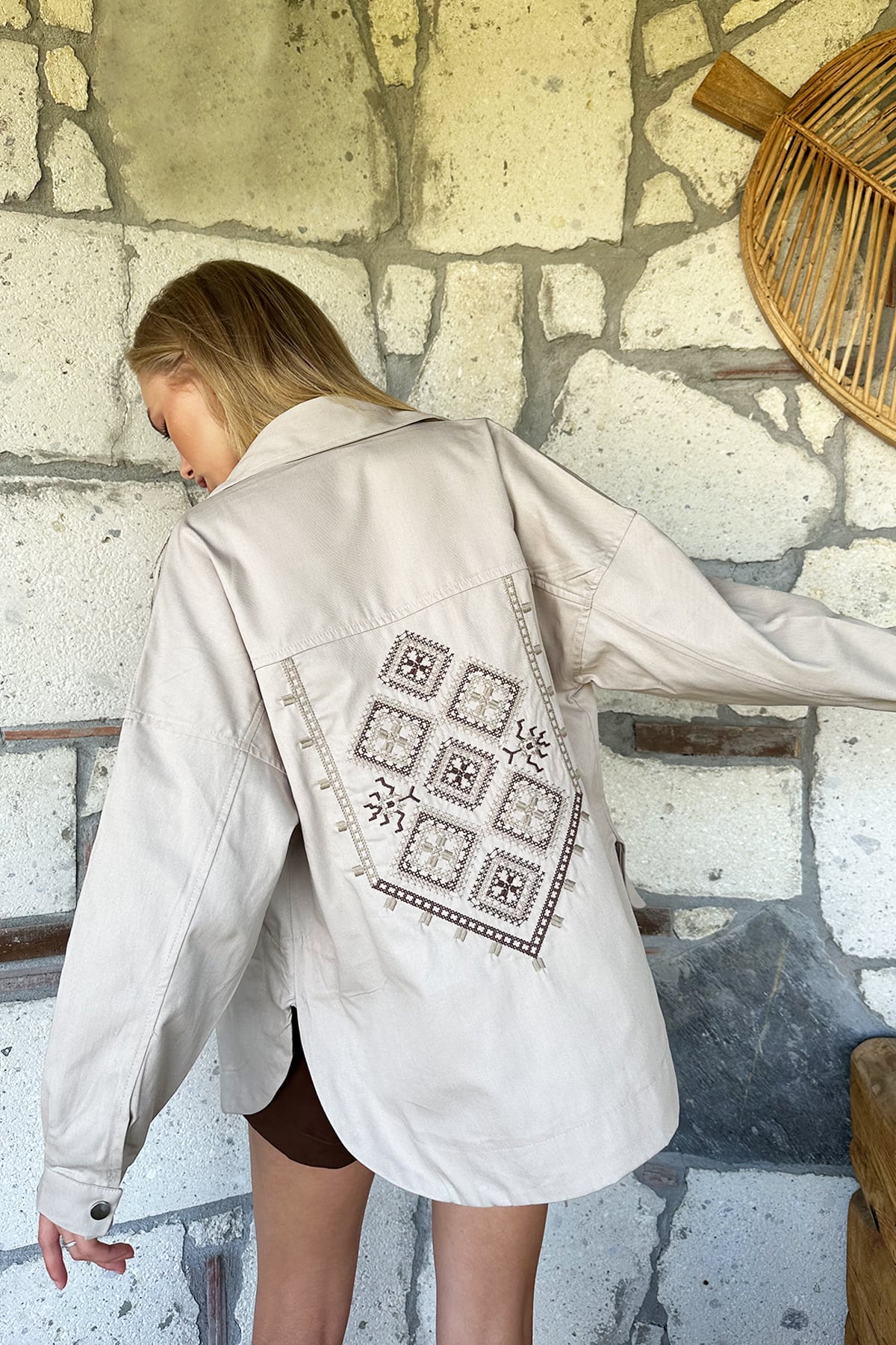 Çift Cepli Omuzları Ve Sırtı Nakışlı Çıtçıt Kapamalı Oversize Gabardin Ceket - Bej