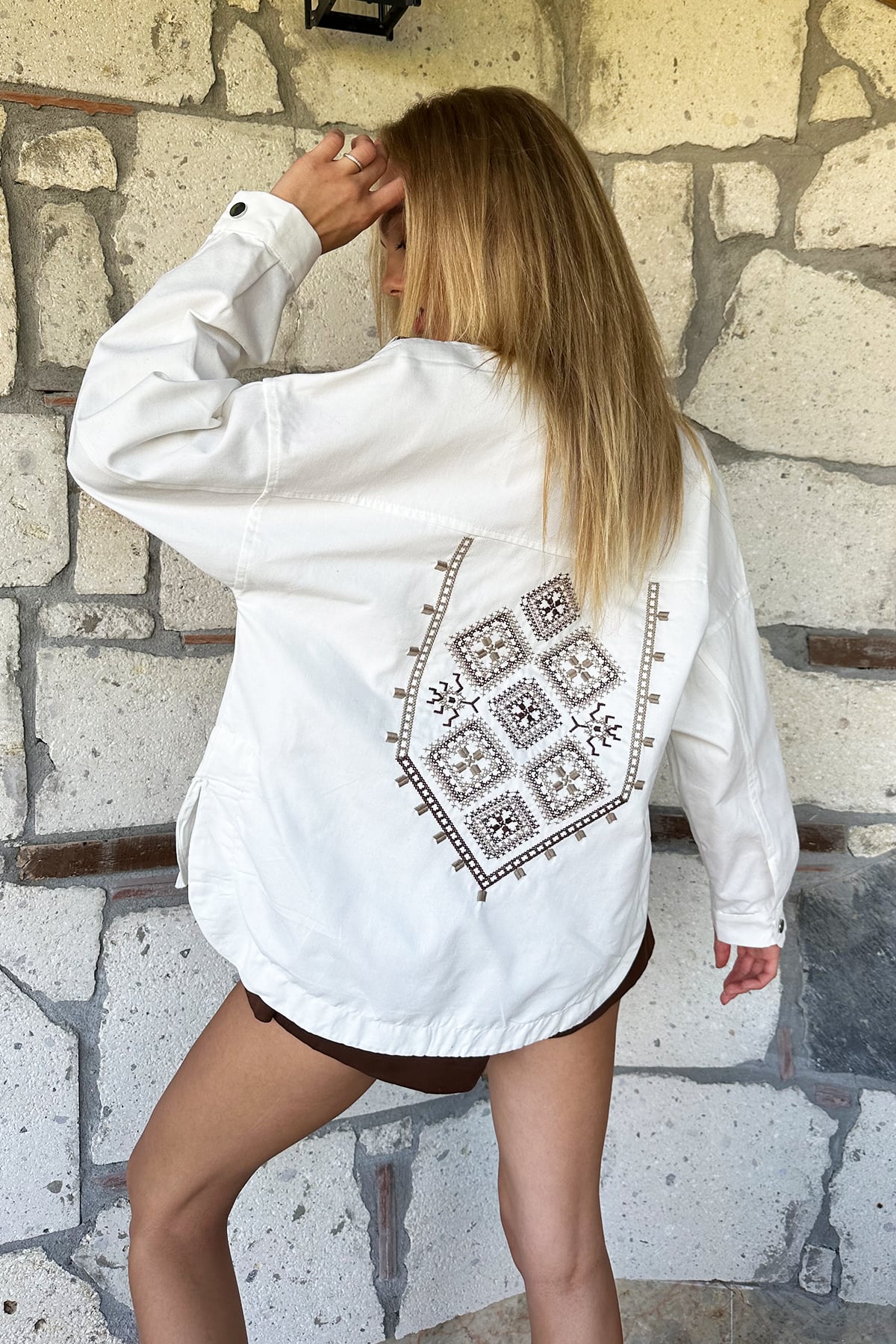 Çift Cepli Omuzları Ve Sırtı Nakışlı Çıtçıt Kapamalı Oversize Gabardin Ceket - Ekru