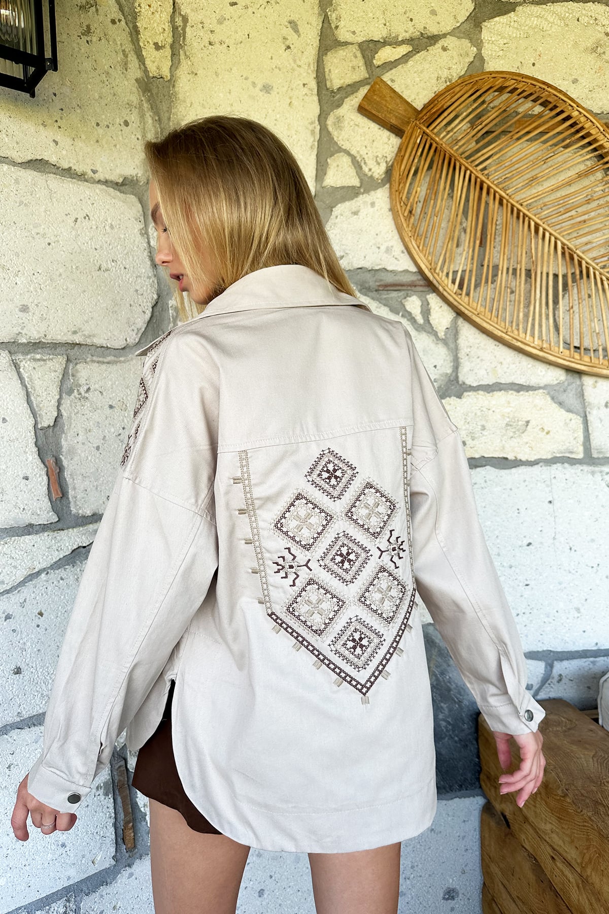 Çift Cepli Omuzları Ve Sırtı Nakışlı Çıtçıt Kapamalı Oversize Gabardin Ceket - Bej