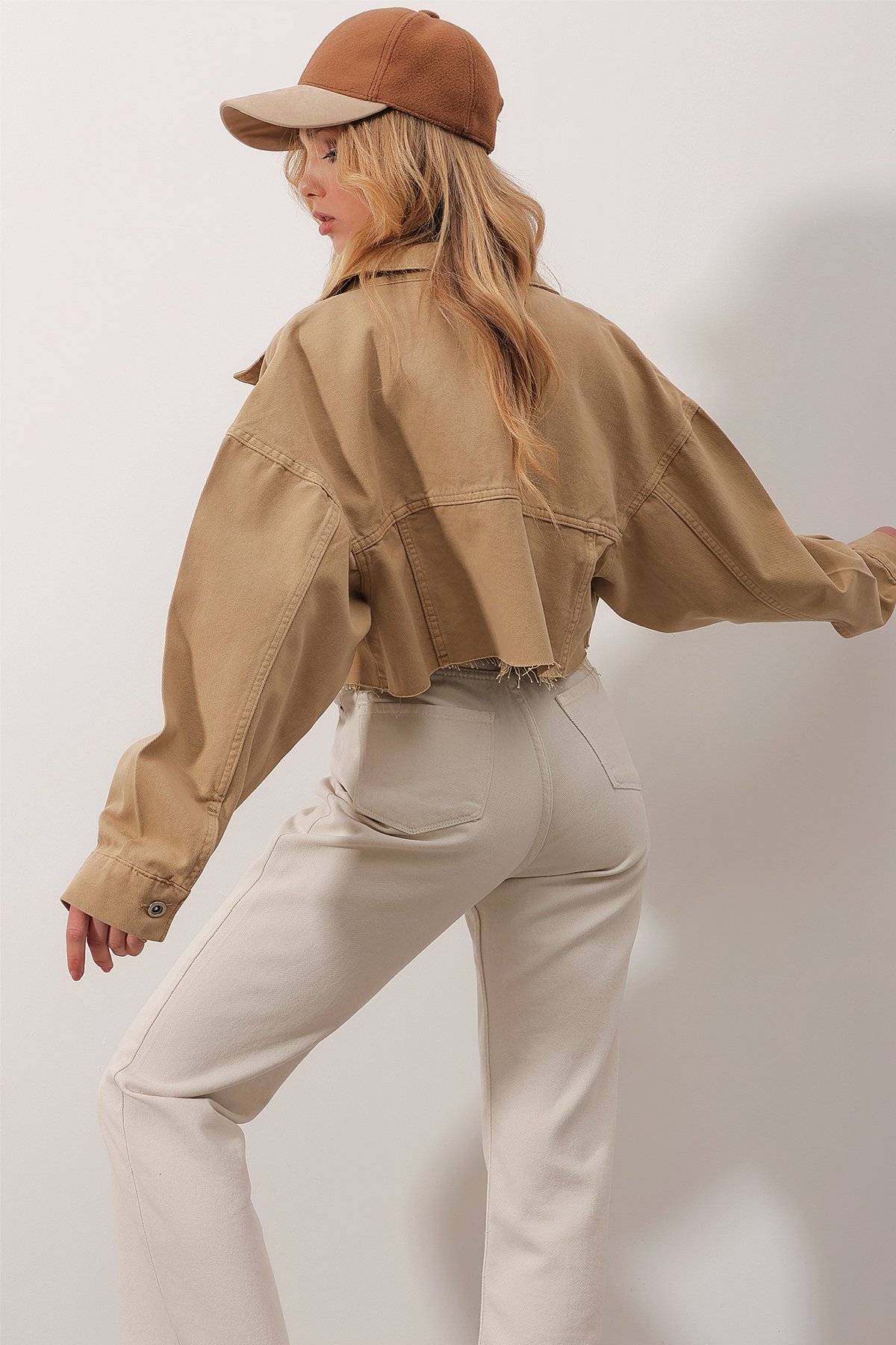 Çift Cepli Önü Düğmeli Lazer Kesim Crop Jean Ceket - Bisküvi