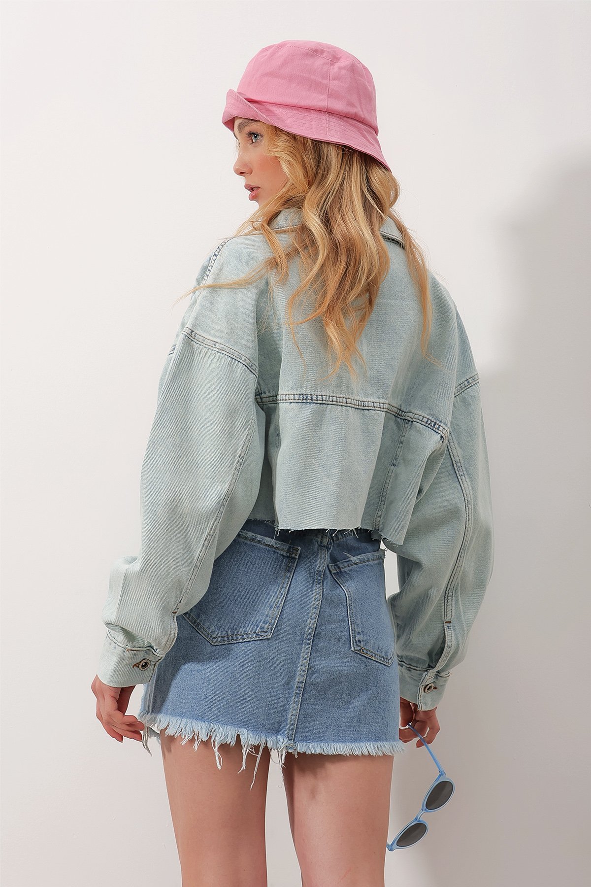Çift Cepli Önü Düğmeli Lazer Kesim Crop Jean Ceket - Mavi