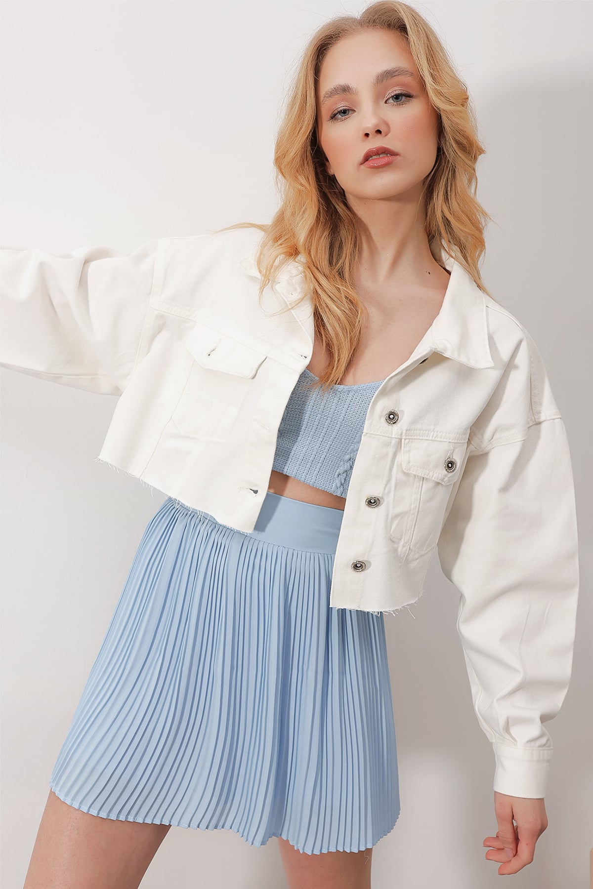 Çift Cepli Önü Düğmeli Lazer Kesim Crop Jean Ceket - Beyaz