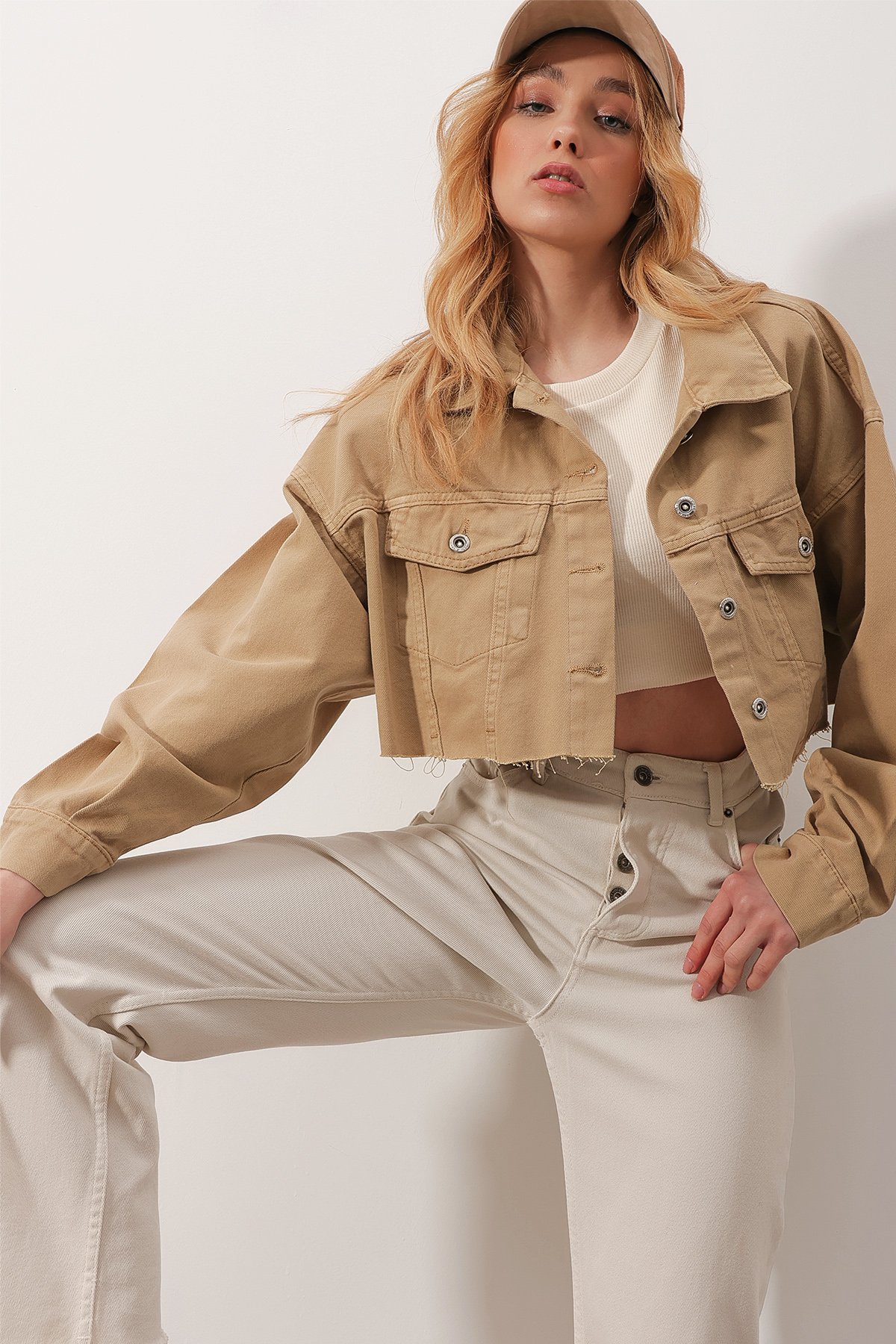 Çift Cepli Önü Düğmeli Lazer Kesim Crop Jean Ceket - Bisküvi