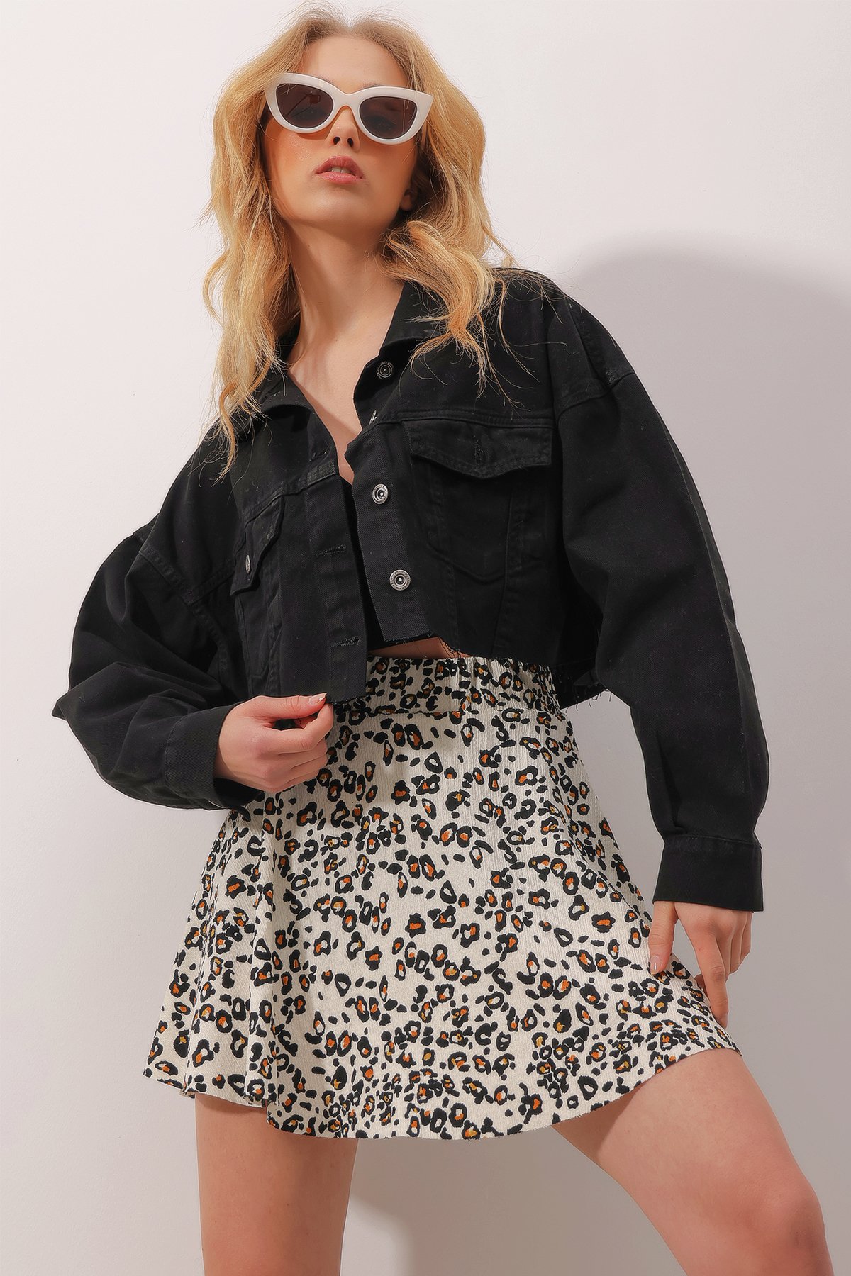 Çift Cepli Önü Düğmeli Lazer Kesim Crop Jean Ceket - Siyah