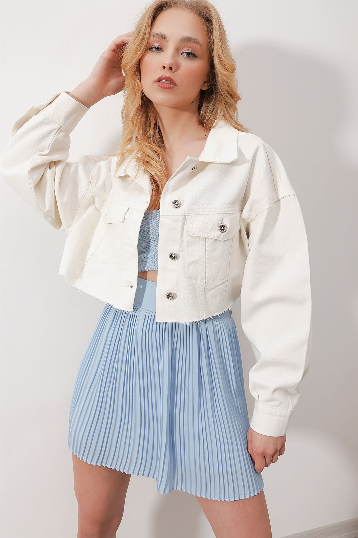 Çift Cepli Önü Düğmeli Lazer Kesim Crop Jean Ceket - Beyaz