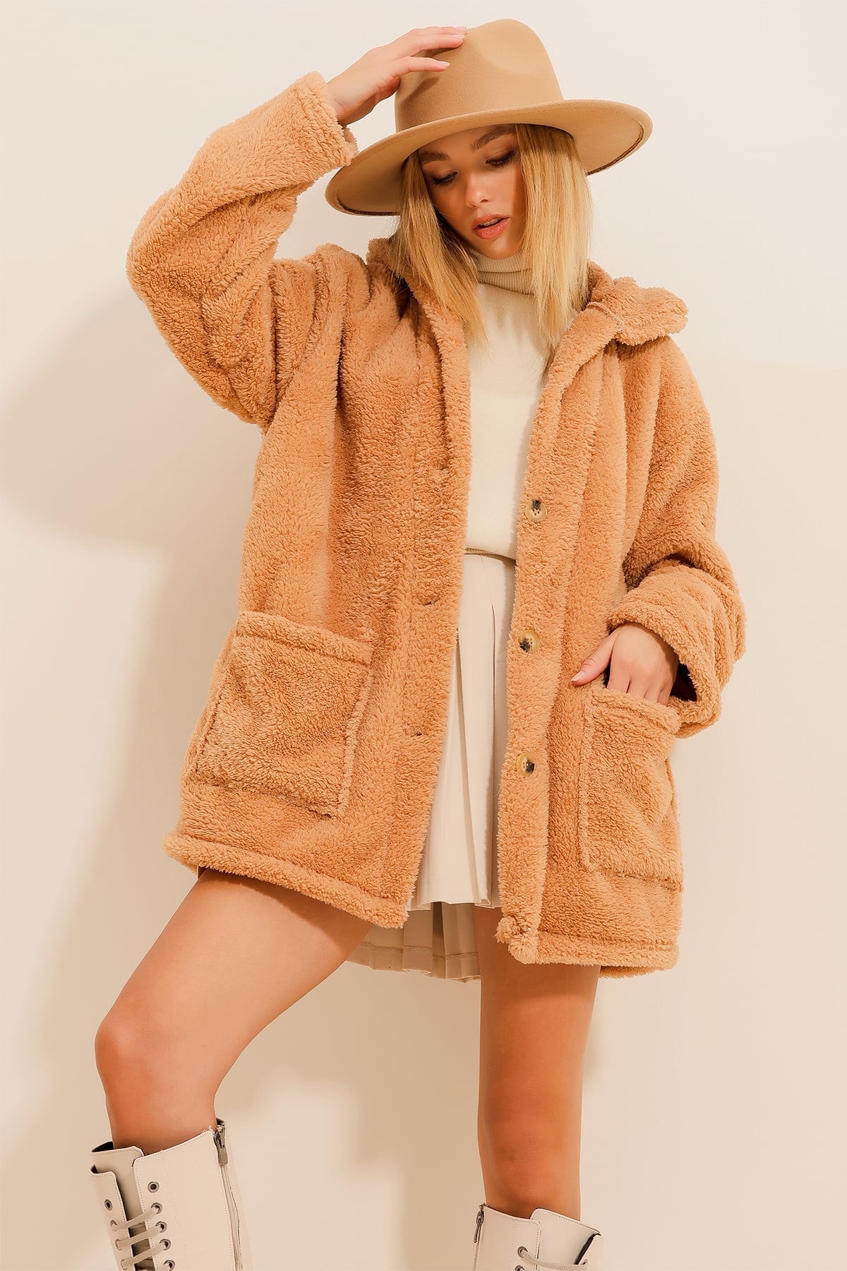 Çift Cepli Önü Düğmeli Oversize Peluş Ceket - Camel