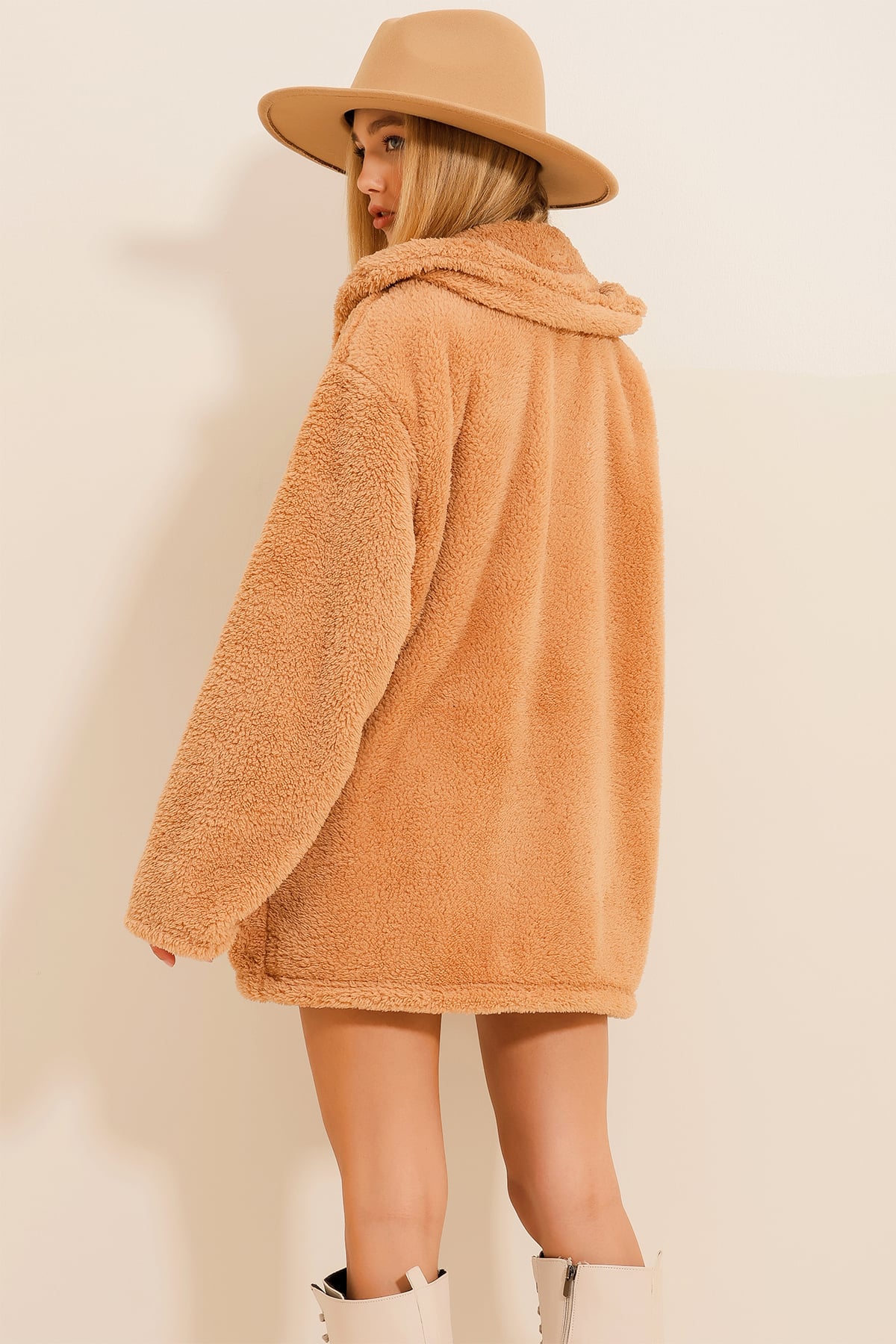 Çift Cepli Önü Düğmeli Oversize Peluş Ceket - Camel