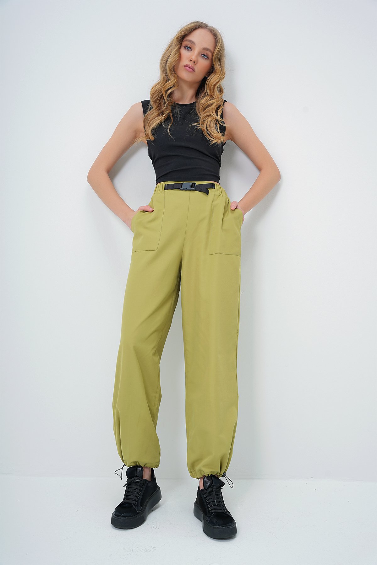 ÇİFT CEPLİ PAÇASI LASTİKLİ KEMER DETAYLI YAZLIK JOGGER PANTOLON - YAĞ YEŞİLİ
