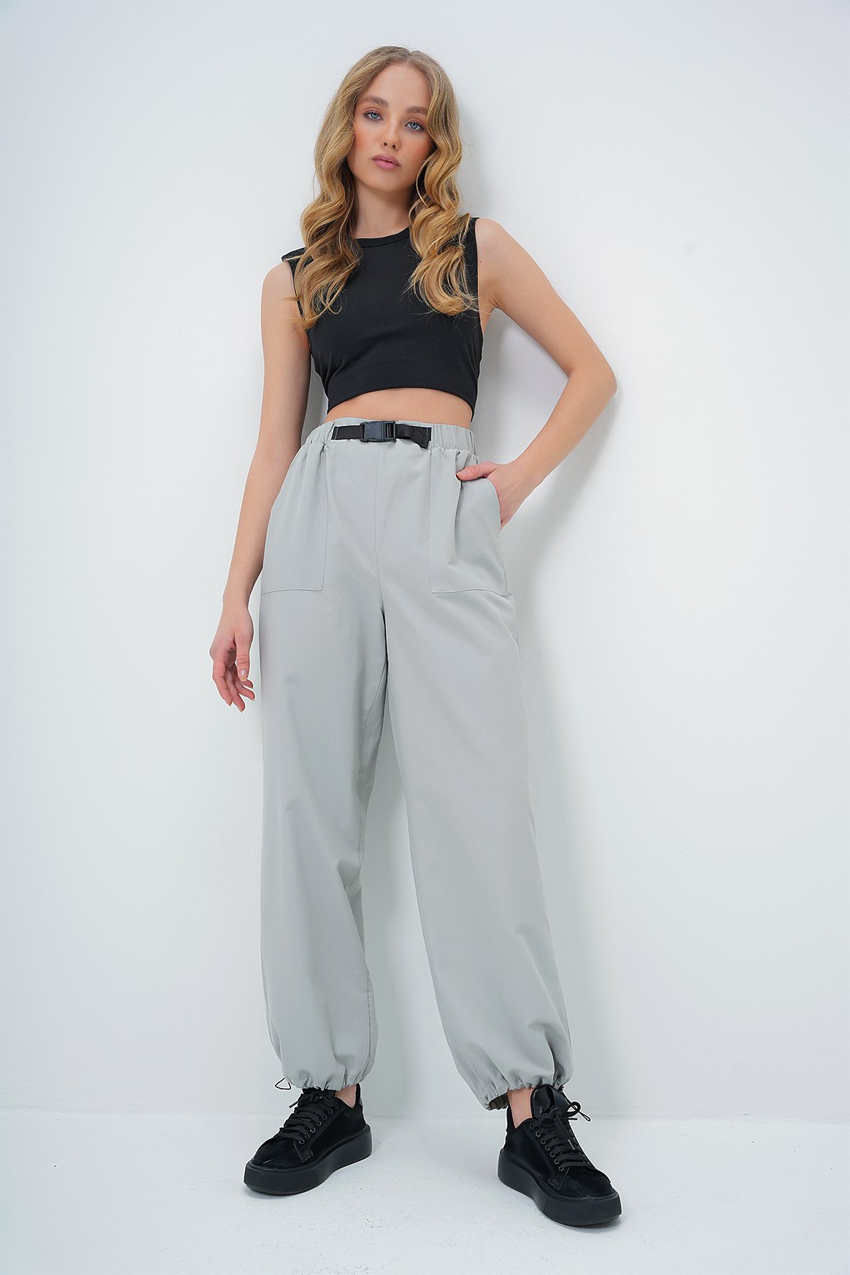 ÇİFT CEPLİ PAÇASI LASTİKLİ KEMER DETAYLI YAZLIK JOGGER PANTOLON - GRİ