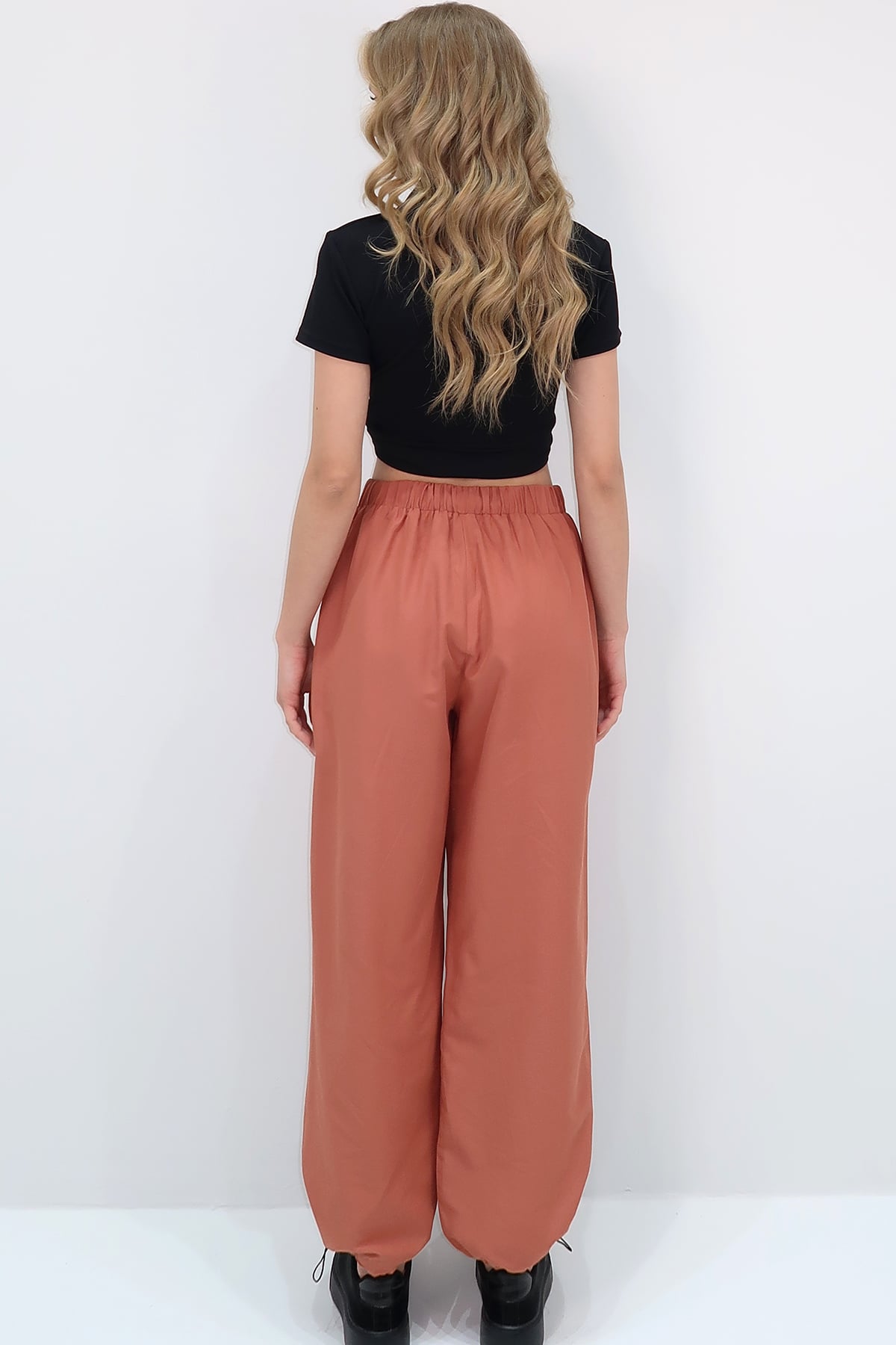 ÇİFT CEPLİ PAÇASI LASTİKLİ KEMER DETAYLI YAZLIK JOGGER PANTOLON - KİREMİT