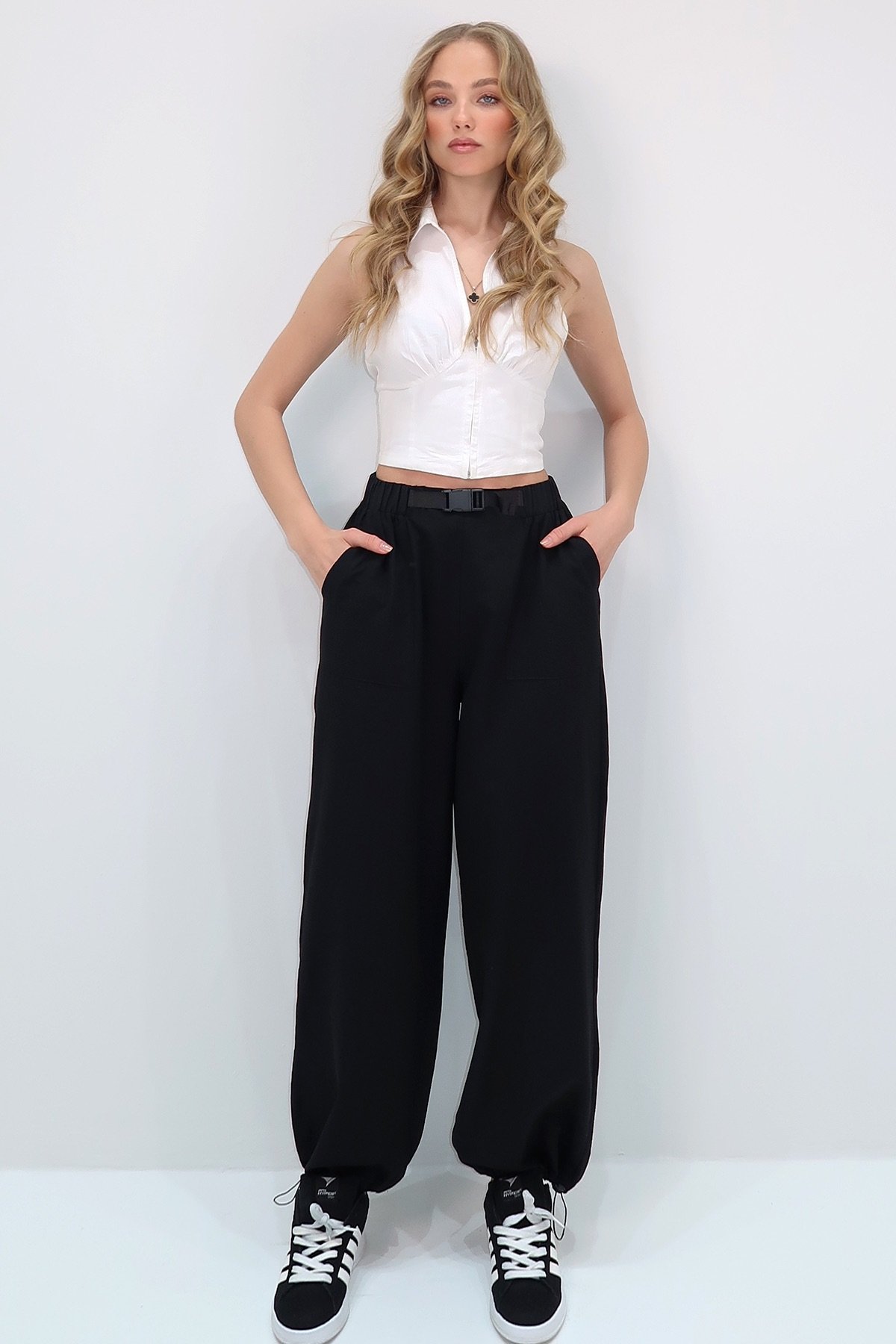 ÇİFT CEPLİ PAÇASI LASTİKLİ KEMER DETAYLI YAZLIK JOGGER PANTOLON - SİYAH