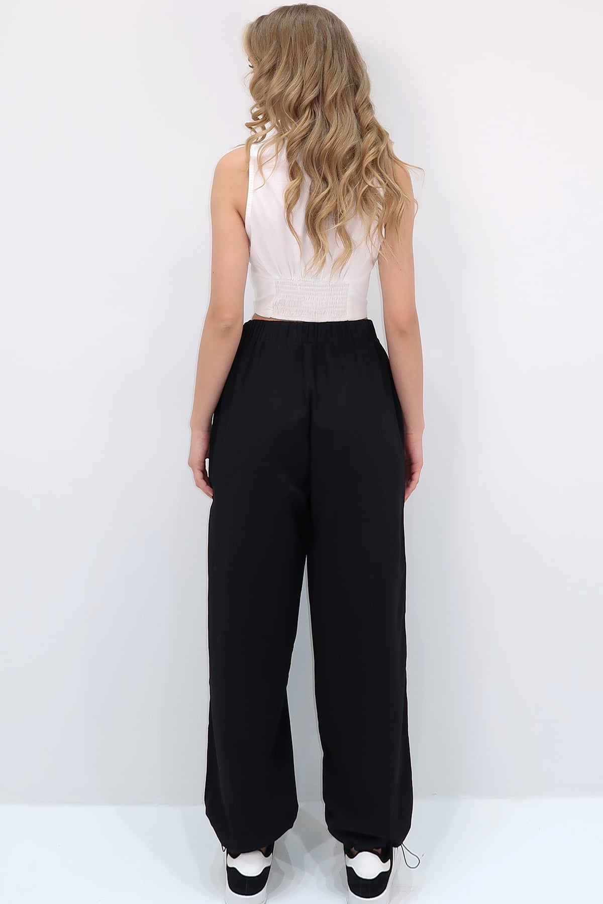 ÇİFT CEPLİ PAÇASI LASTİKLİ KEMER DETAYLI YAZLIK JOGGER PANTOLON - SİYAH