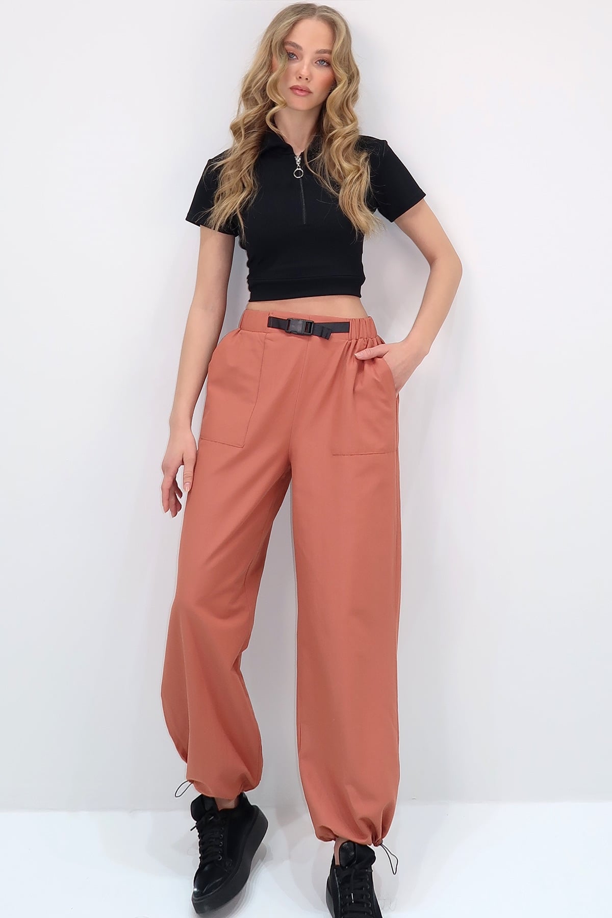 ÇİFT CEPLİ PAÇASI LASTİKLİ KEMER DETAYLI YAZLIK JOGGER PANTOLON - KİREMİT