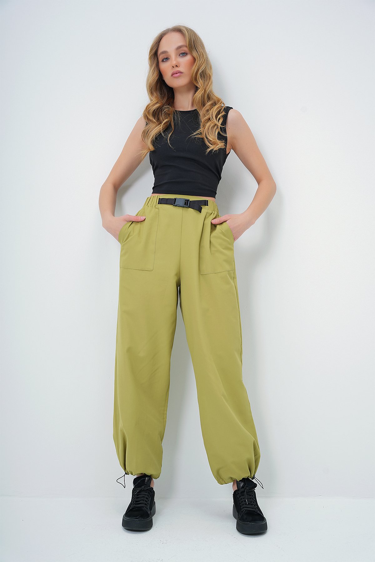 ÇİFT CEPLİ PAÇASI LASTİKLİ KEMER DETAYLI YAZLIK JOGGER PANTOLON - YAĞ YEŞİLİ