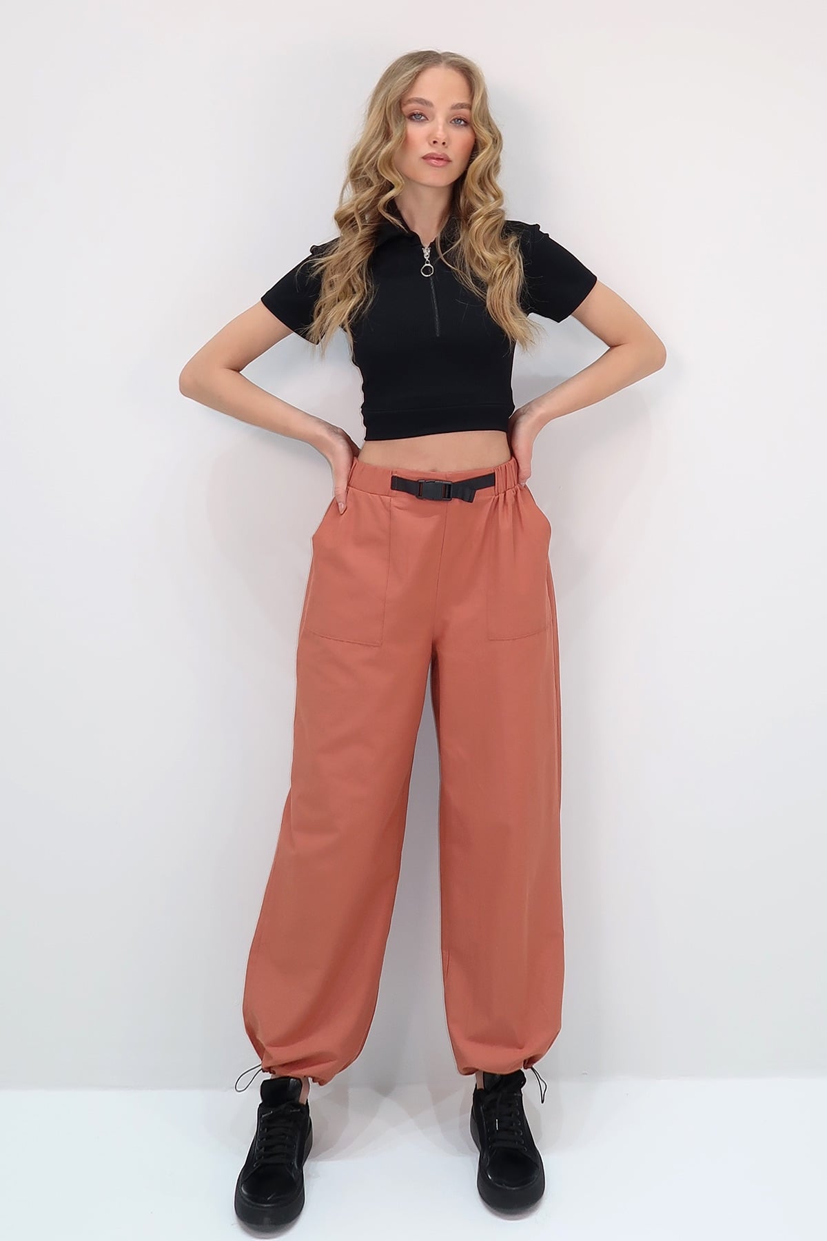 ÇİFT CEPLİ PAÇASI LASTİKLİ KEMER DETAYLI YAZLIK JOGGER PANTOLON - KİREMİT