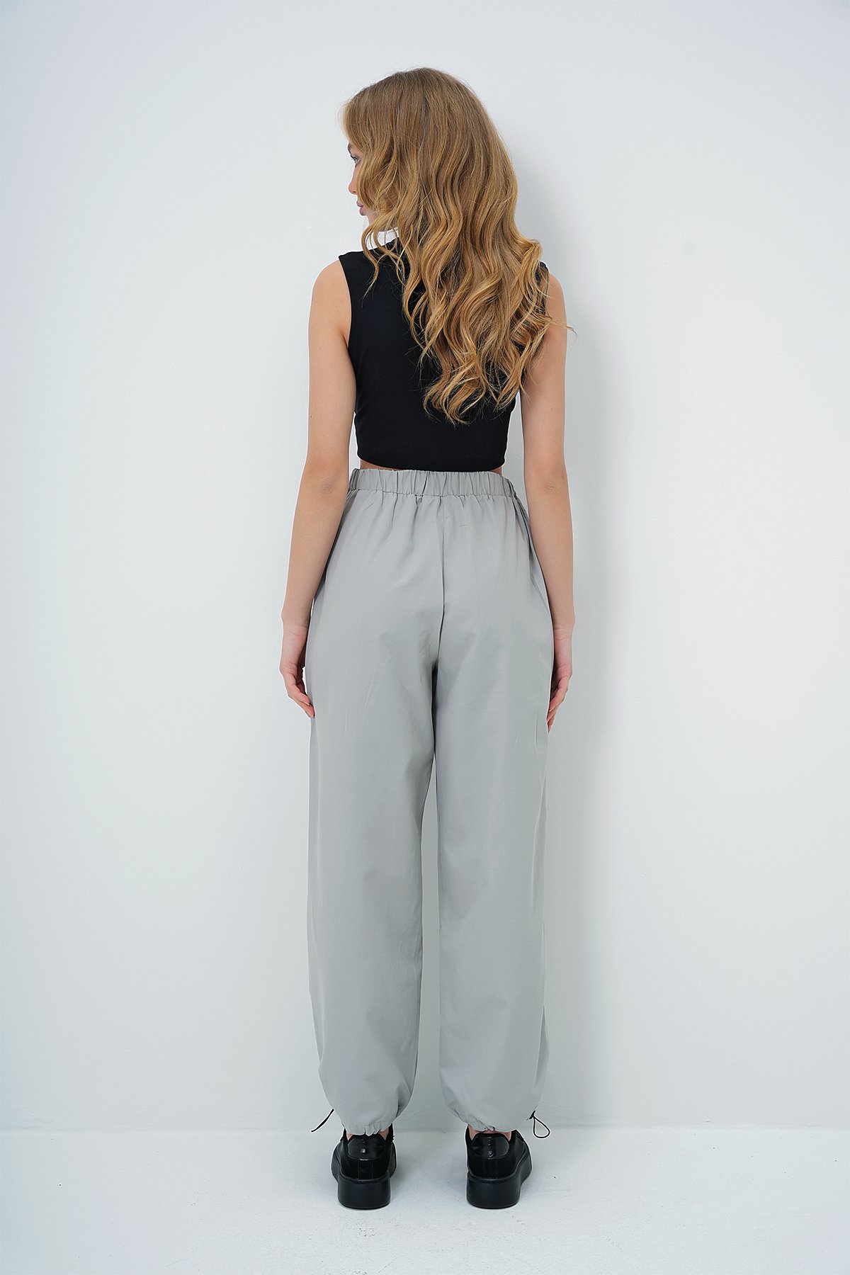 ÇİFT CEPLİ PAÇASI LASTİKLİ KEMER DETAYLI YAZLIK JOGGER PANTOLON - GRİ