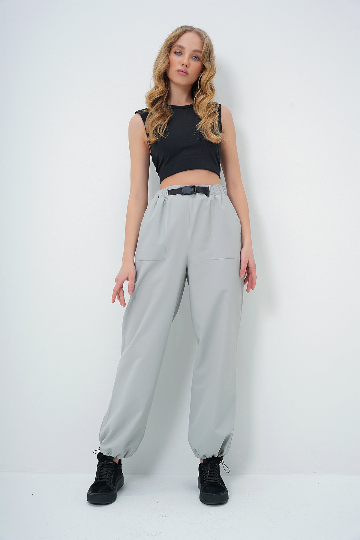 ÇİFT CEPLİ PAÇASI LASTİKLİ KEMER DETAYLI YAZLIK JOGGER PANTOLON - GRİ