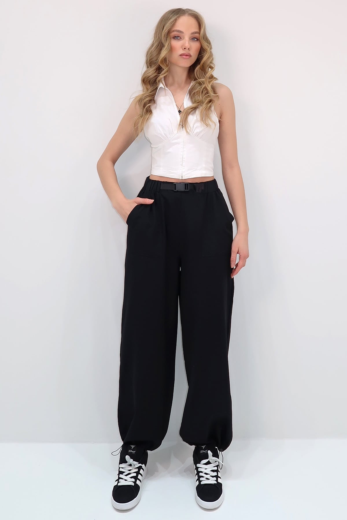 ÇİFT CEPLİ PAÇASI LASTİKLİ KEMER DETAYLI YAZLIK JOGGER PANTOLON - SİYAH
