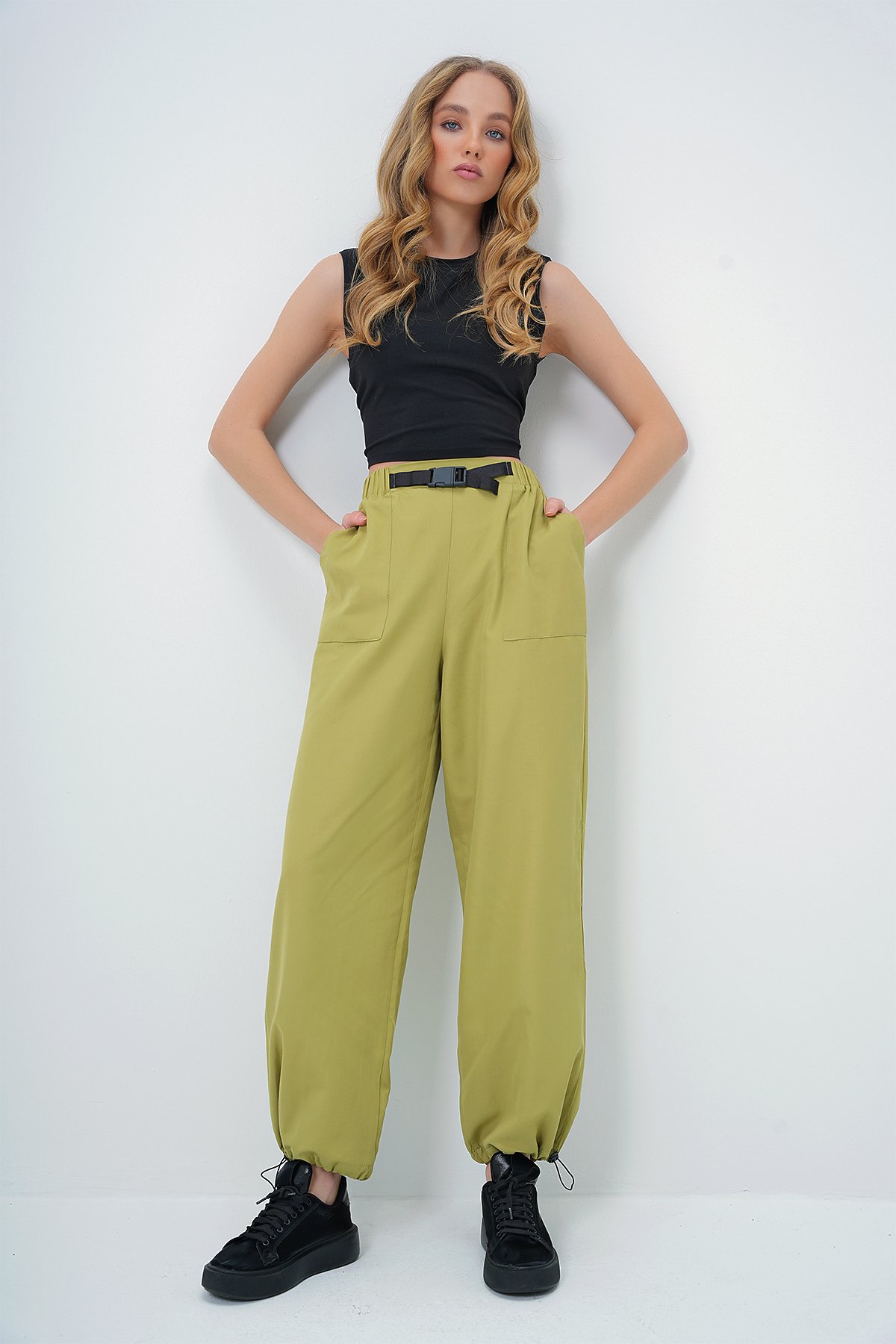 ÇİFT CEPLİ PAÇASI LASTİKLİ KEMER DETAYLI YAZLIK JOGGER PANTOLON - YAĞ YEŞİLİ