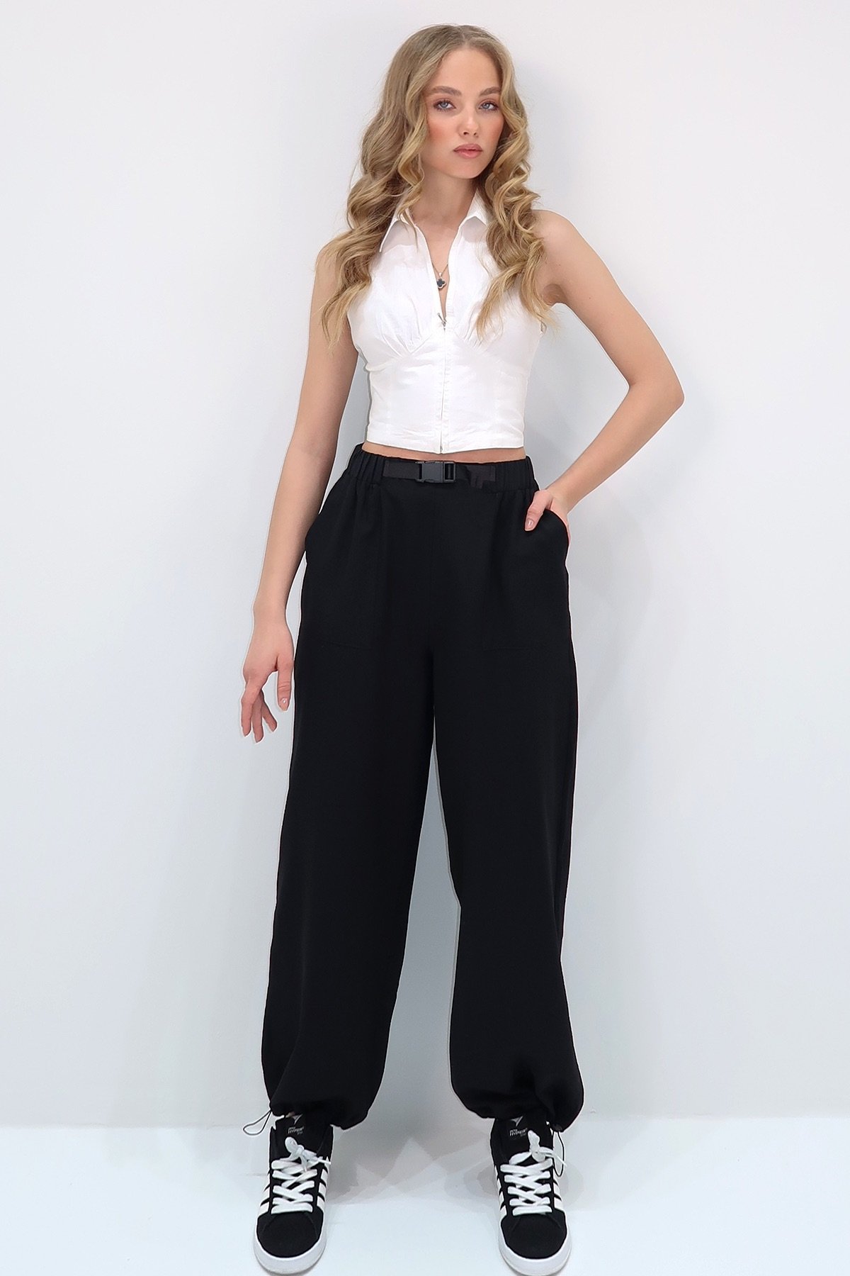 ÇİFT CEPLİ PAÇASI LASTİKLİ KEMER DETAYLI YAZLIK JOGGER PANTOLON - SİYAH