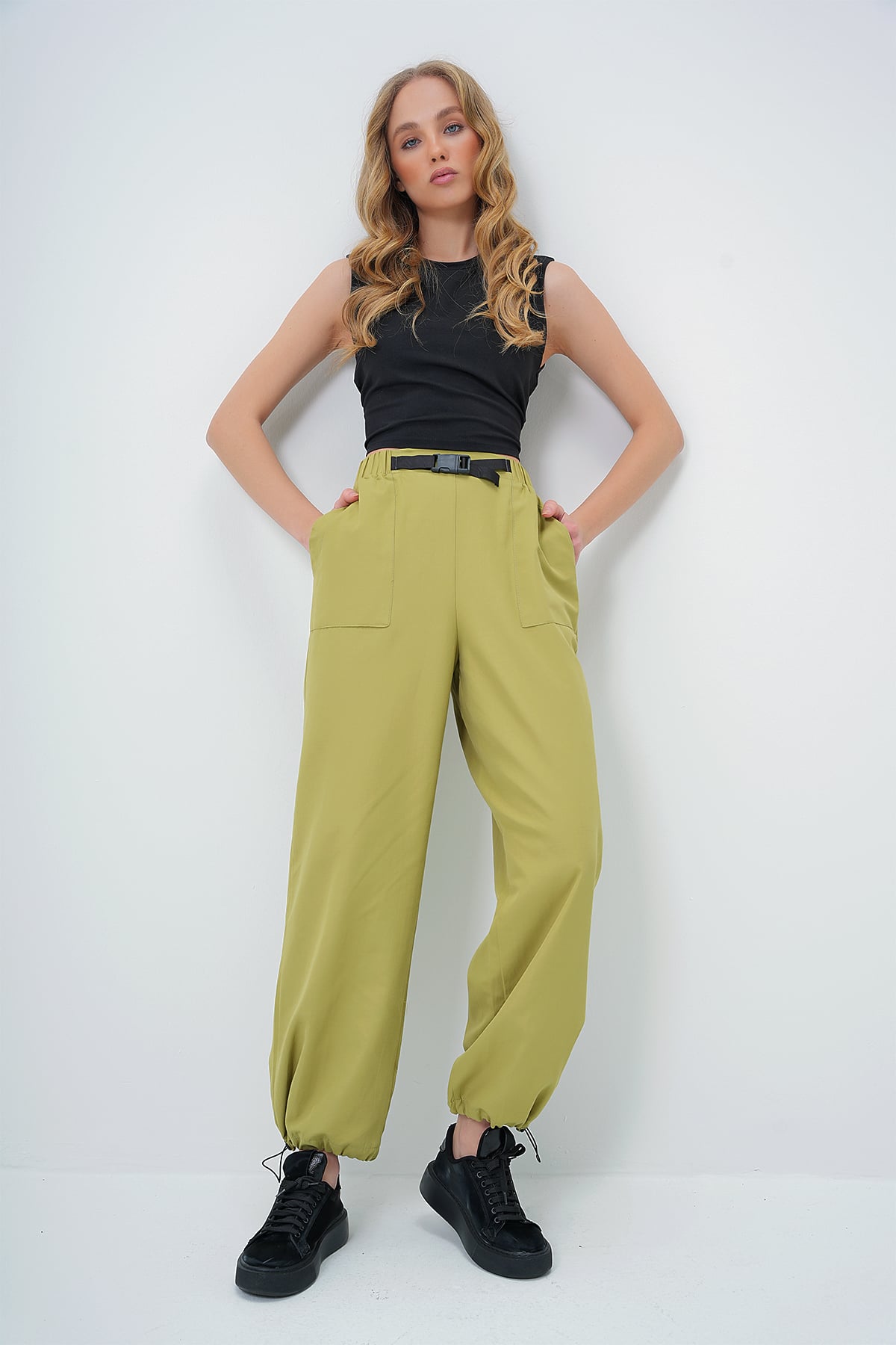 ÇİFT CEPLİ PAÇASI LASTİKLİ KEMER DETAYLI YAZLIK JOGGER PANTOLON - YAĞ YEŞİLİ